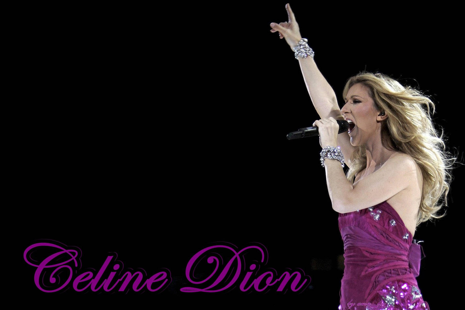 Celine Dion 穿著紫色亮片連衣裙在舞台上舉起雙臂唱歌。