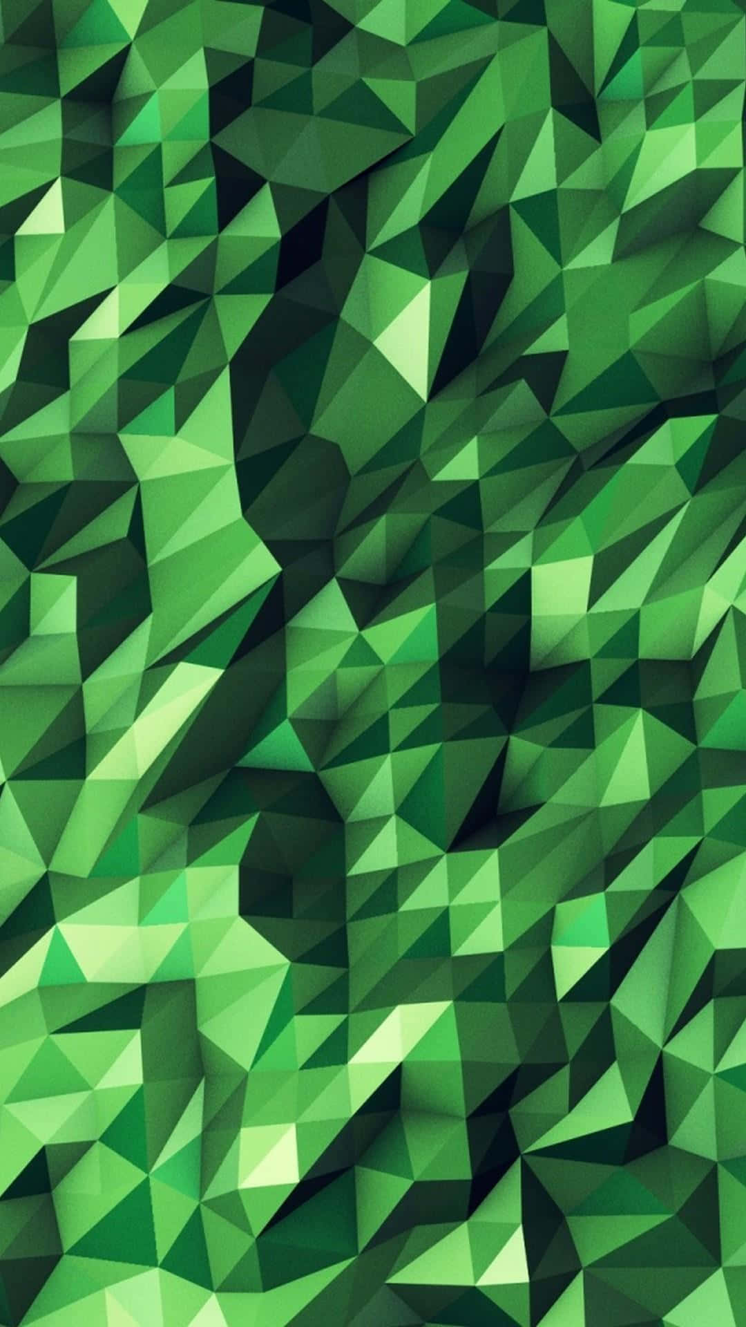 帶來寧靜與平和感的翡翠綠背景 壁紙 — 充滿活力的綠色三角形抽象圖案，營造出具有深度和陰影的動態低多邊形紋理。
