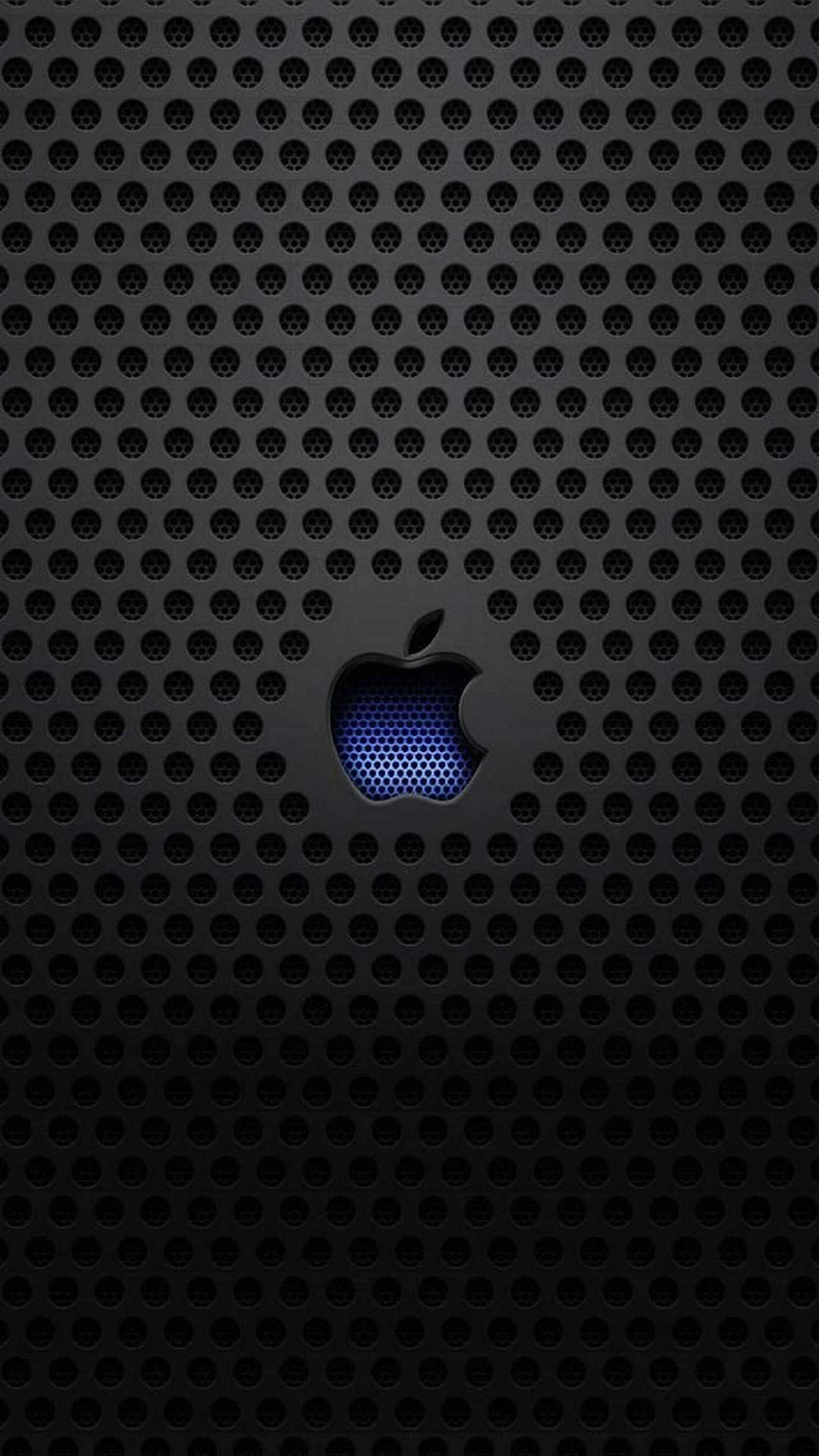 黑色穿孔表面帶有發光藍色Apple標誌