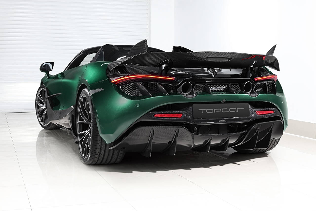白色工作室中的綠色McLaren超級跑車，帶碳纖維尾翼