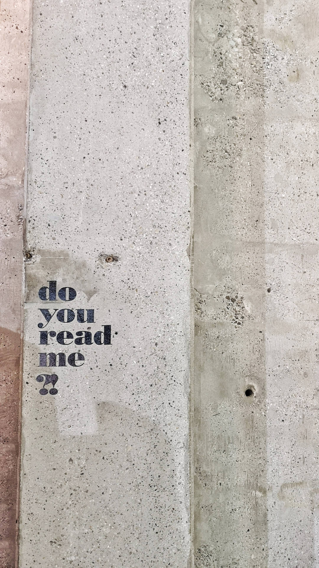 混凝土牆上的塗鴉文字問「do you read me ??」