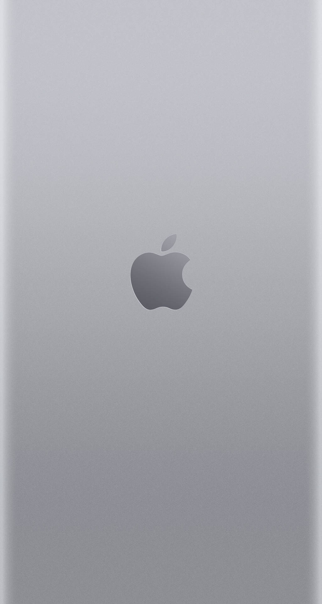 銀色iPhone背面，Apple標誌居中於漸變灰色表面。