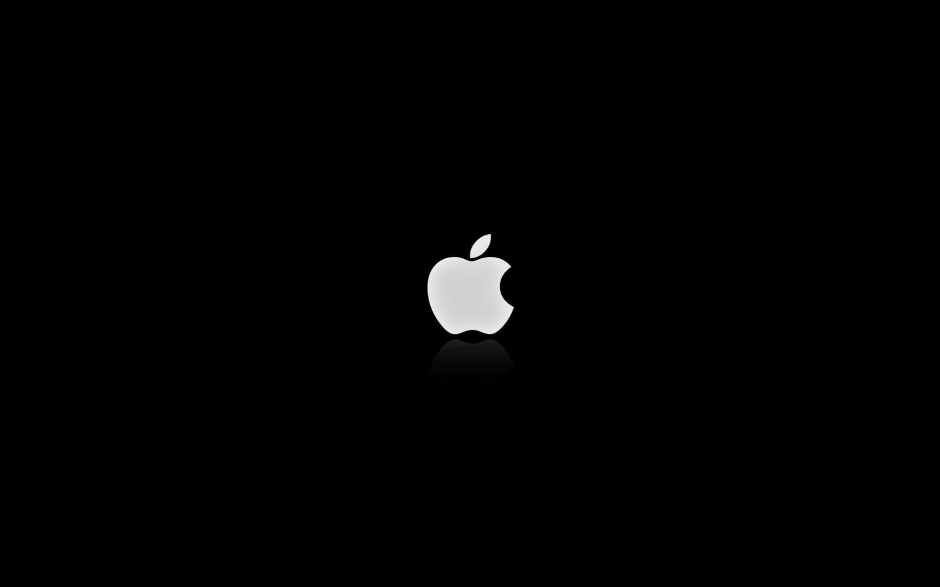 銀色Apple標誌在黑色背景上帶有倒影