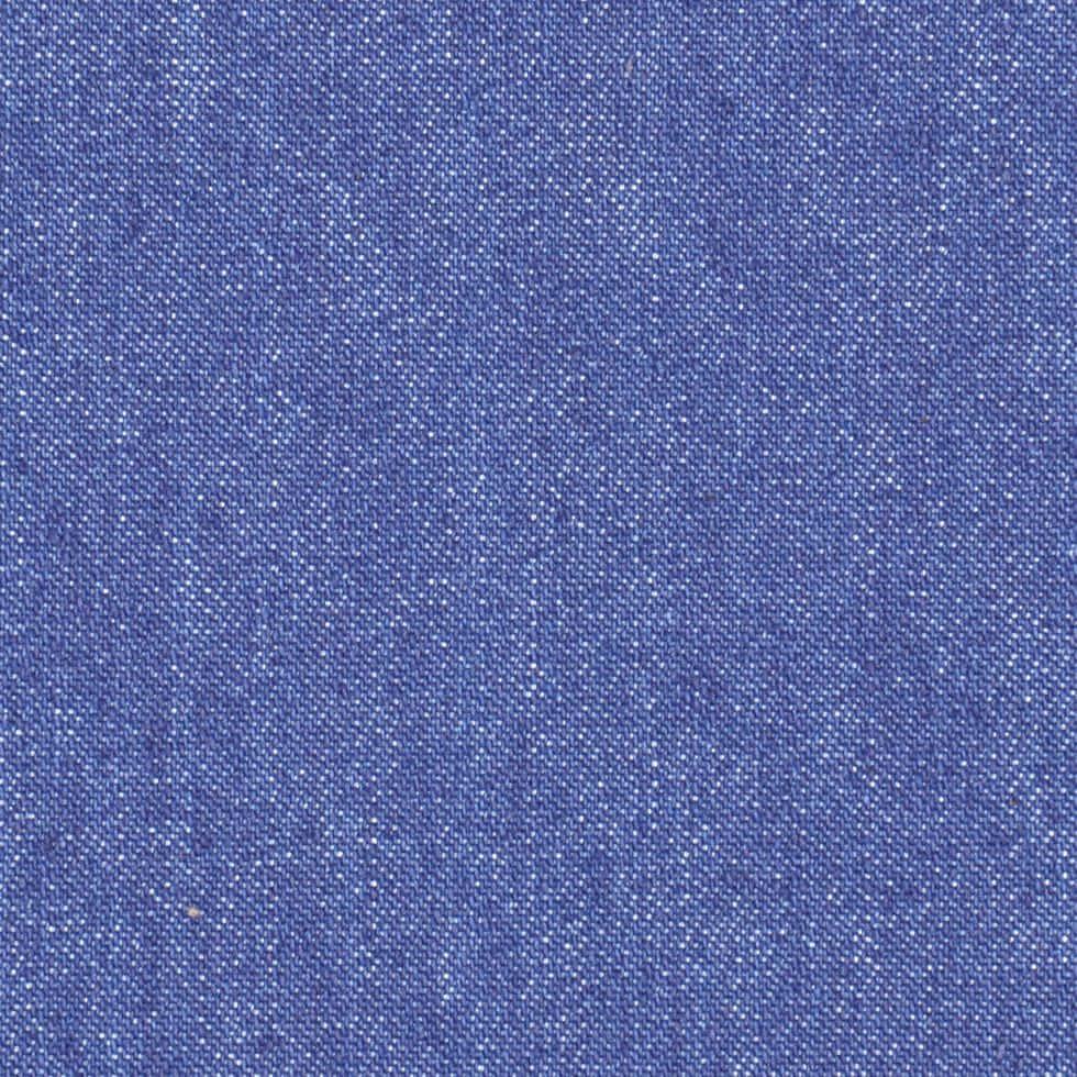 Denim Blue 桌布 壁紙 — 帶有可見編織紋理和細微白色斑點的藍色牛仔布面料特寫。