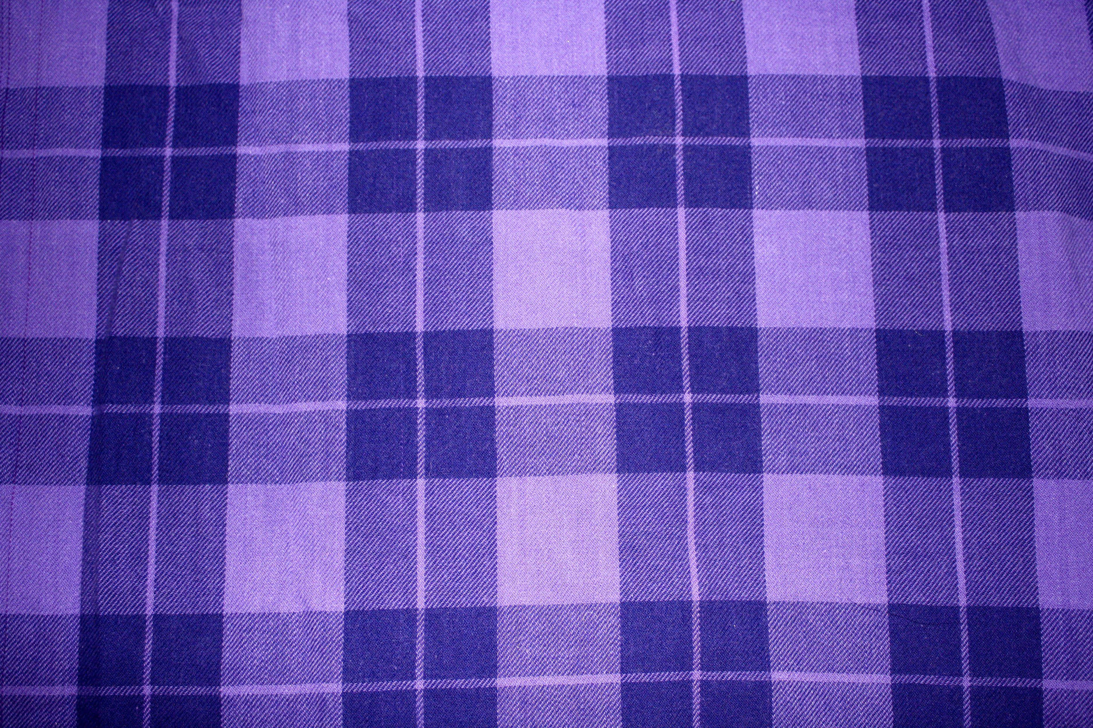 Purple Fabrics 桌布 壁紙 — 帶有可見編織細節的紋理紫色和白色格子布料的特寫。