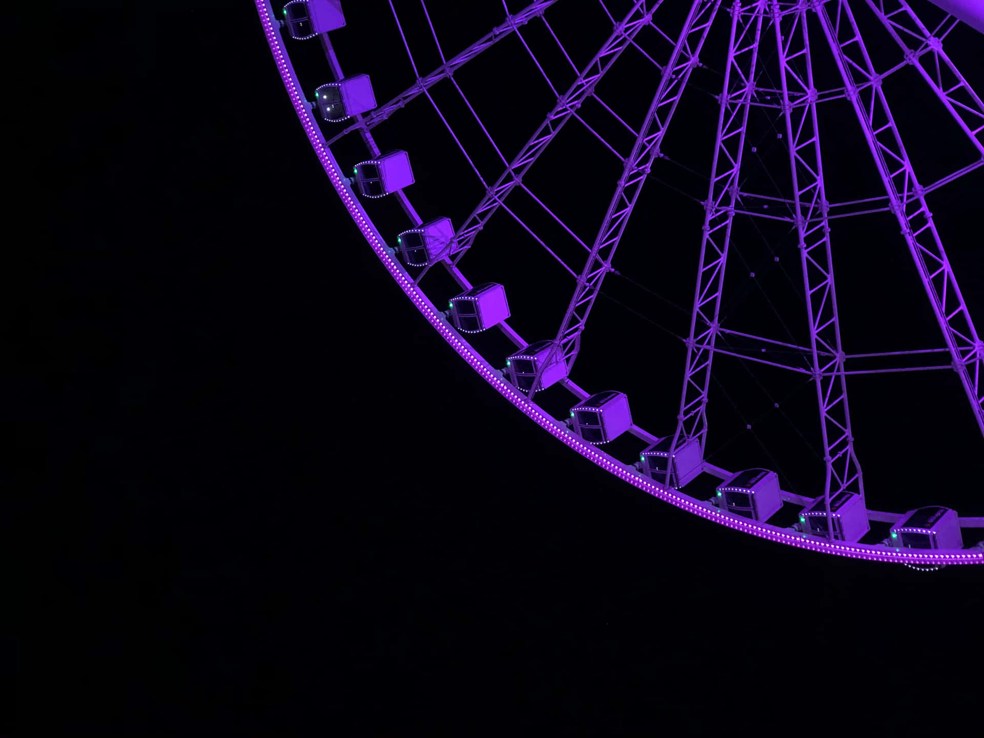 黑色夜空中的紫色摩天輪。