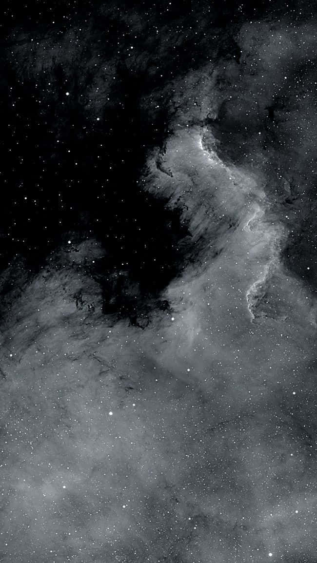 宇宙星雲的黑白視圖，星星散落在虛空中。