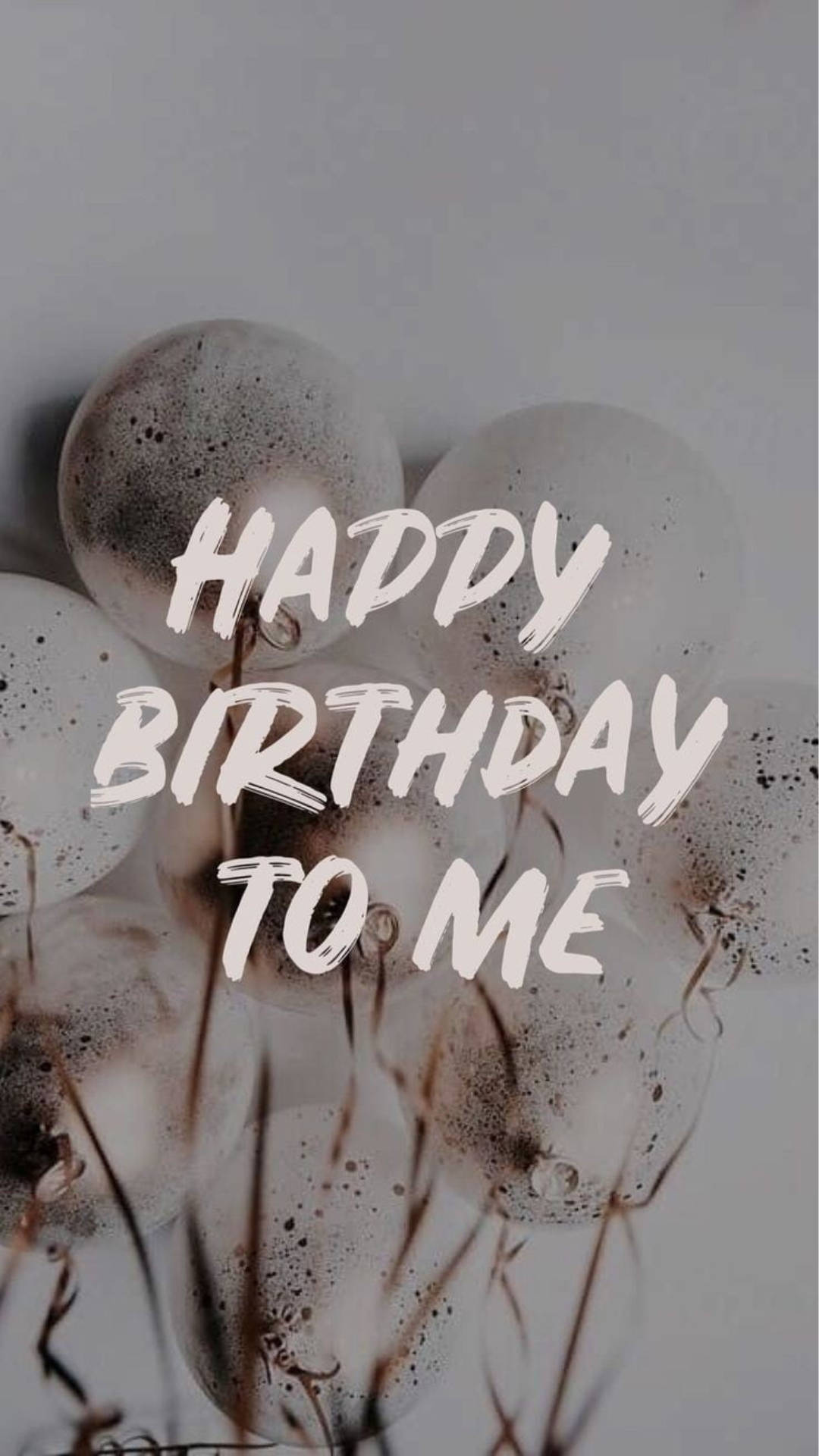 Birthday 桌布 壁紙 — 帶有手寫生日文字的白色斑點氣球在柔和的灰色背景上飄浮。