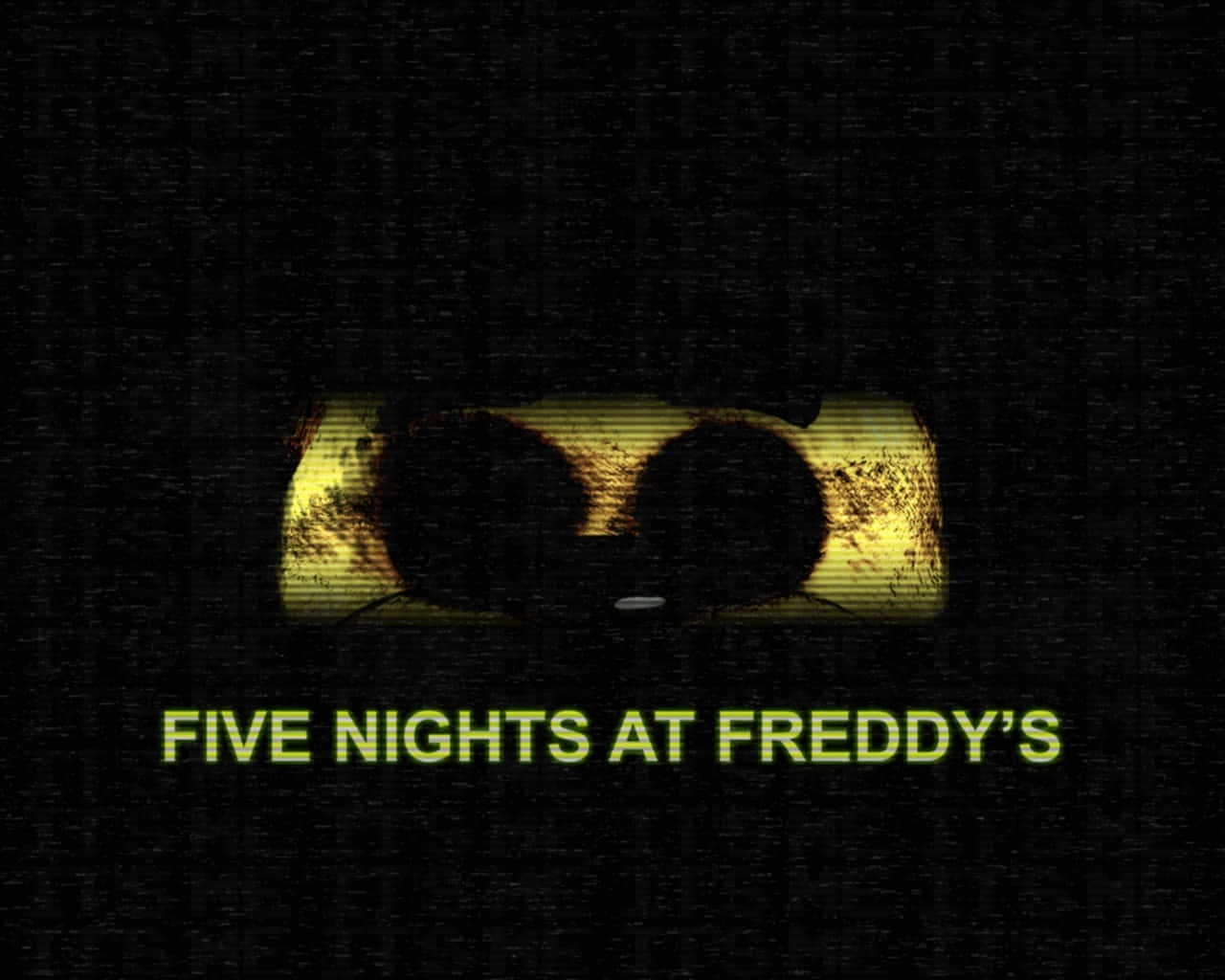 Golden Freddy 桌布 壁紙 — 帶有故障效果的保安鏡頭畫面顯示一對發光的黃色眼睛在黑暗中凝視，下方有「FIVE NIGHTS AT FREDDY'S」文字。