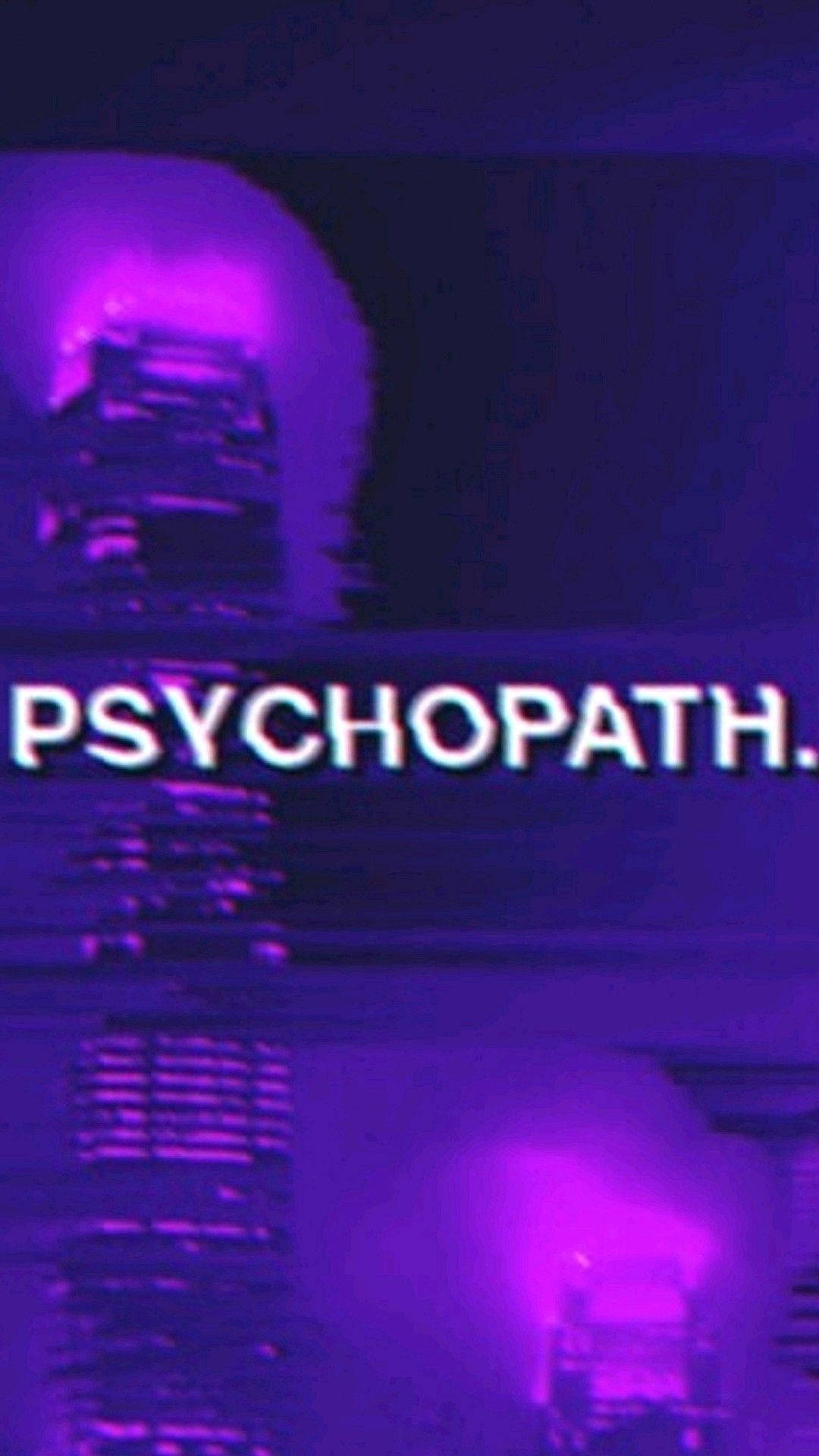 紫色 桌布 壁紙 — 帶有故障效果的紫色城市場景，扭曲的屏幕上閃爍著「PSYCHOPATH」一詞。