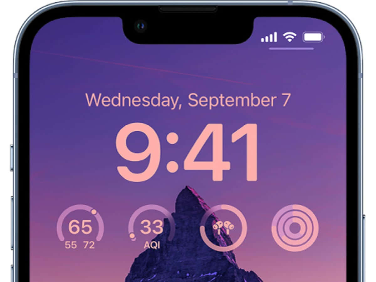 iPhone 鎖定畫面顯示時間、天氣和日期，背景為山脈日落。