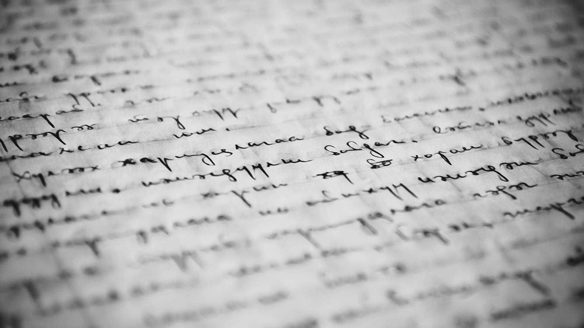 舊紙上手寫草書文字的近距離特寫，淺景深。