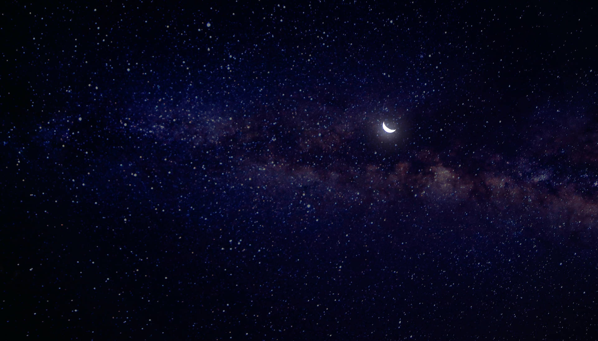 星空夜空中銀河系上方的新月。