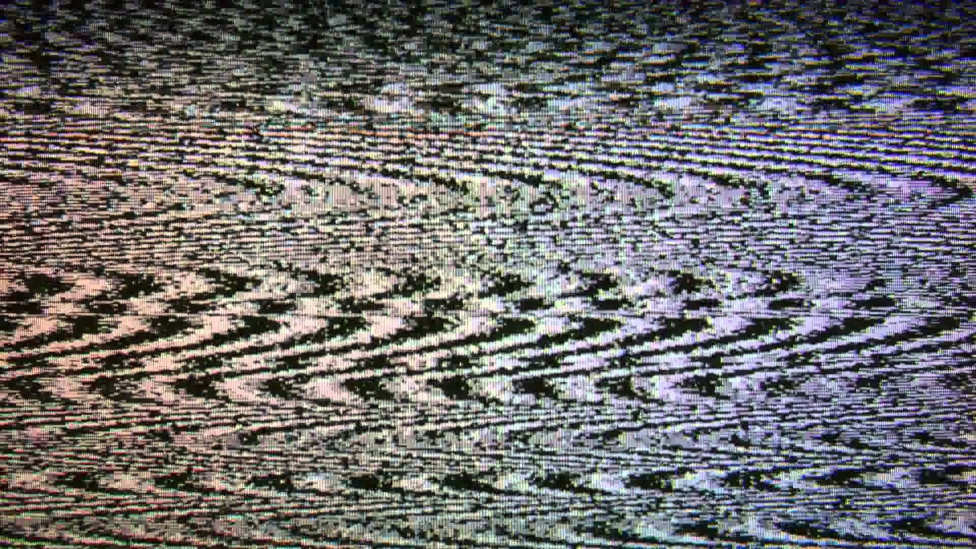 靜態gif 桌布 壁紙 — 帶有柔和紫色、粉紅色和灰色漩渦圖案的故障數位紋理，類似損壞的數據或舊屏幕噪點。