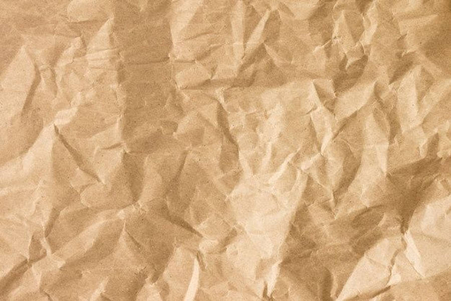 Brown Aesthetic Laptop 桌布 壁紙 — 帶有柔和陰影和自然褶皺的紋理皺巴巴棕色紙張特寫。