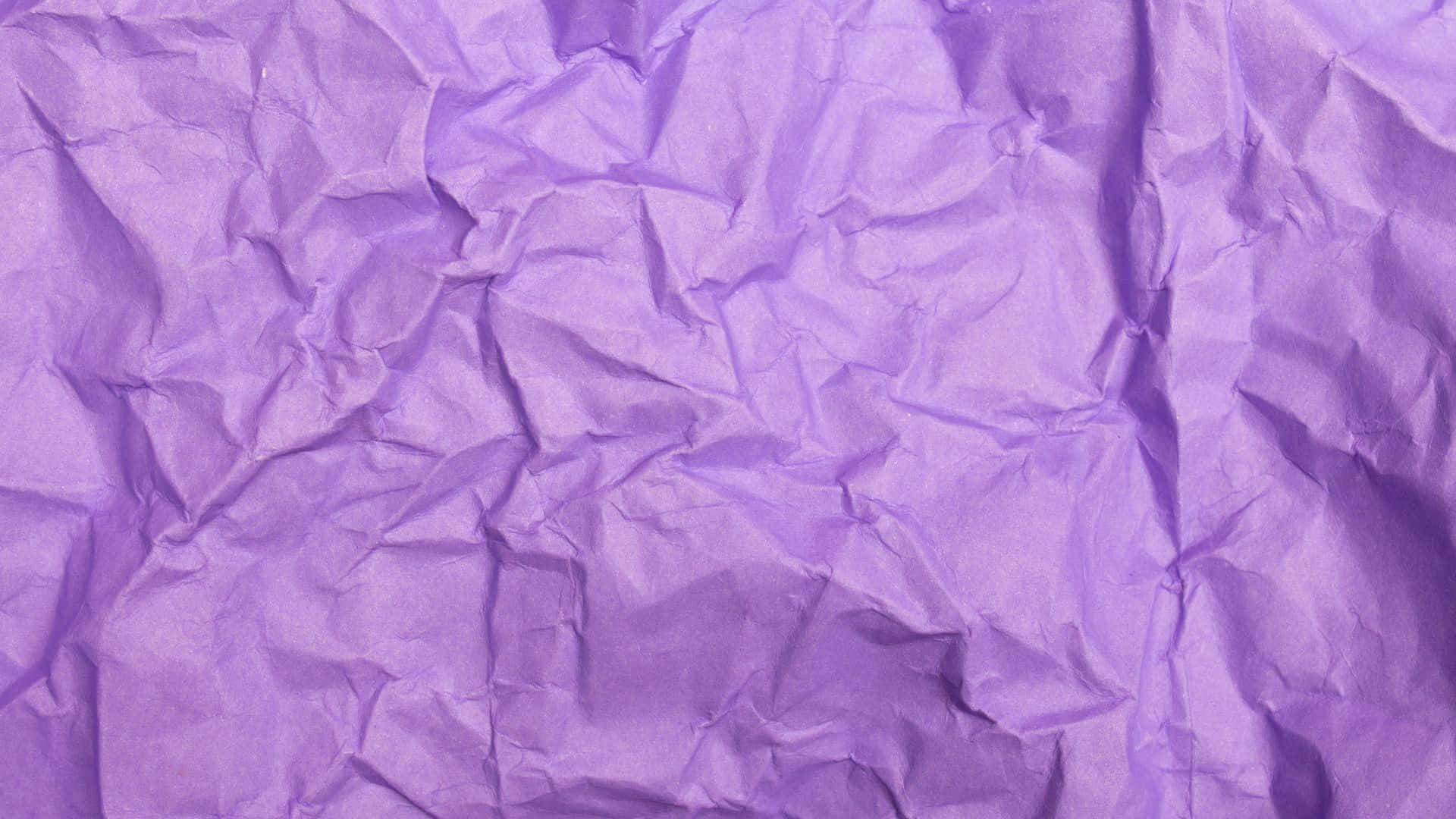 Pretty Purple 桌布 壁紙 — 帶有柔和陰影和高光的紋理皺摺紫色紙張特寫。