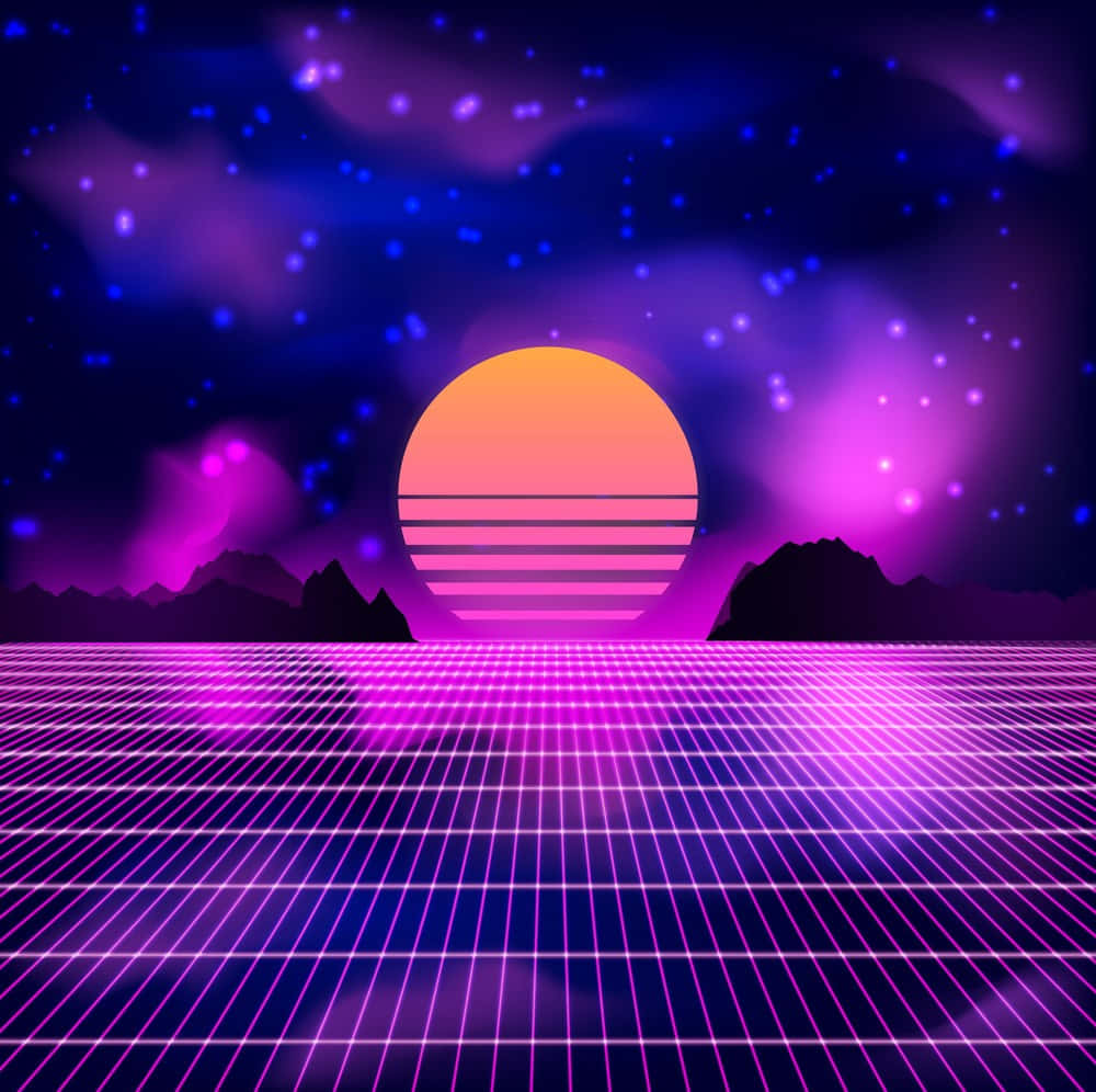 80s Retro 桌布 壁紙 — 帶有水平條紋的發光日落，在黑暗的山脈上方升起，映襯著繁星點點的紫色天空，下方是霓虹網格地板。