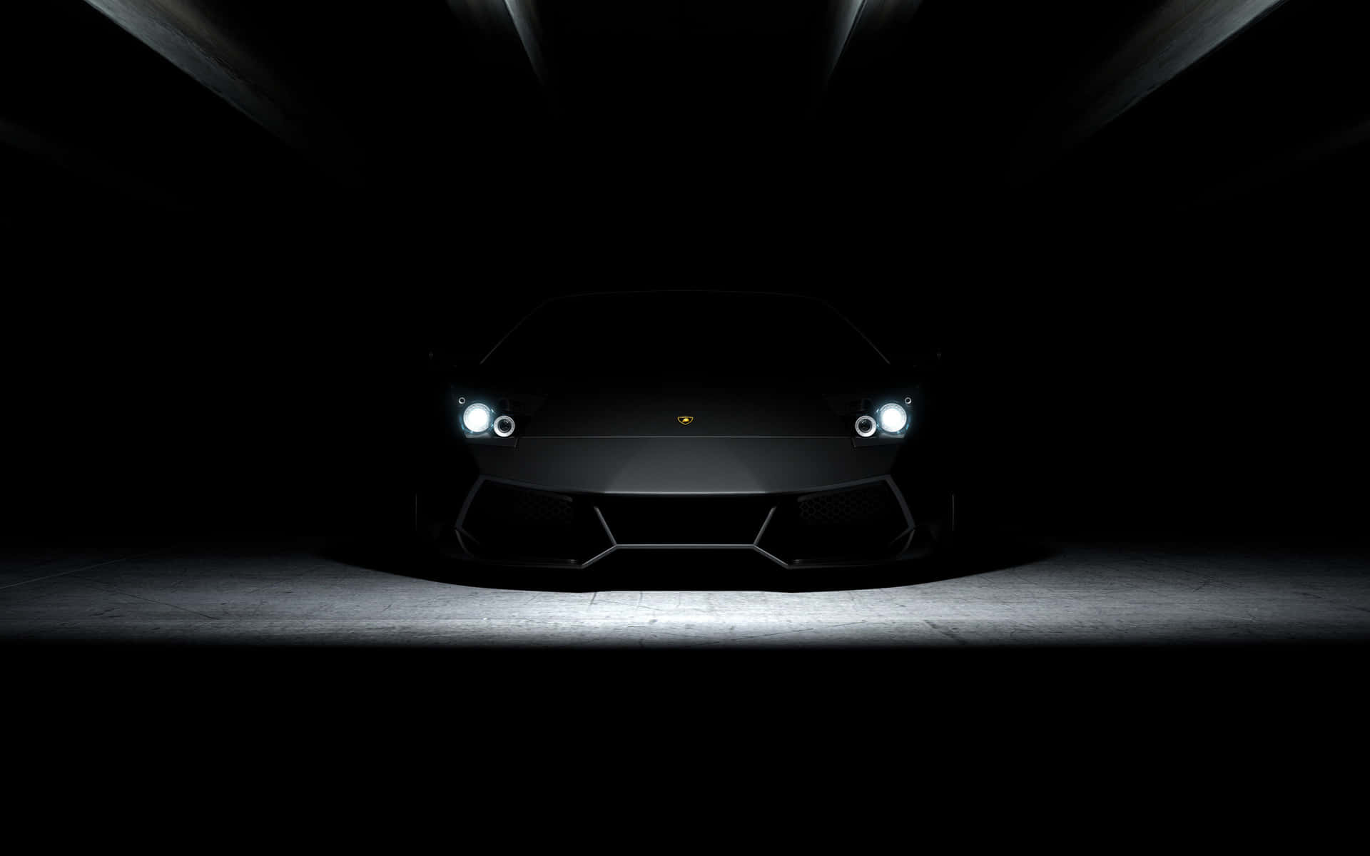 黑色林寶堅尼Aventador在黑暗隧道中車頭燈閃爍發光。