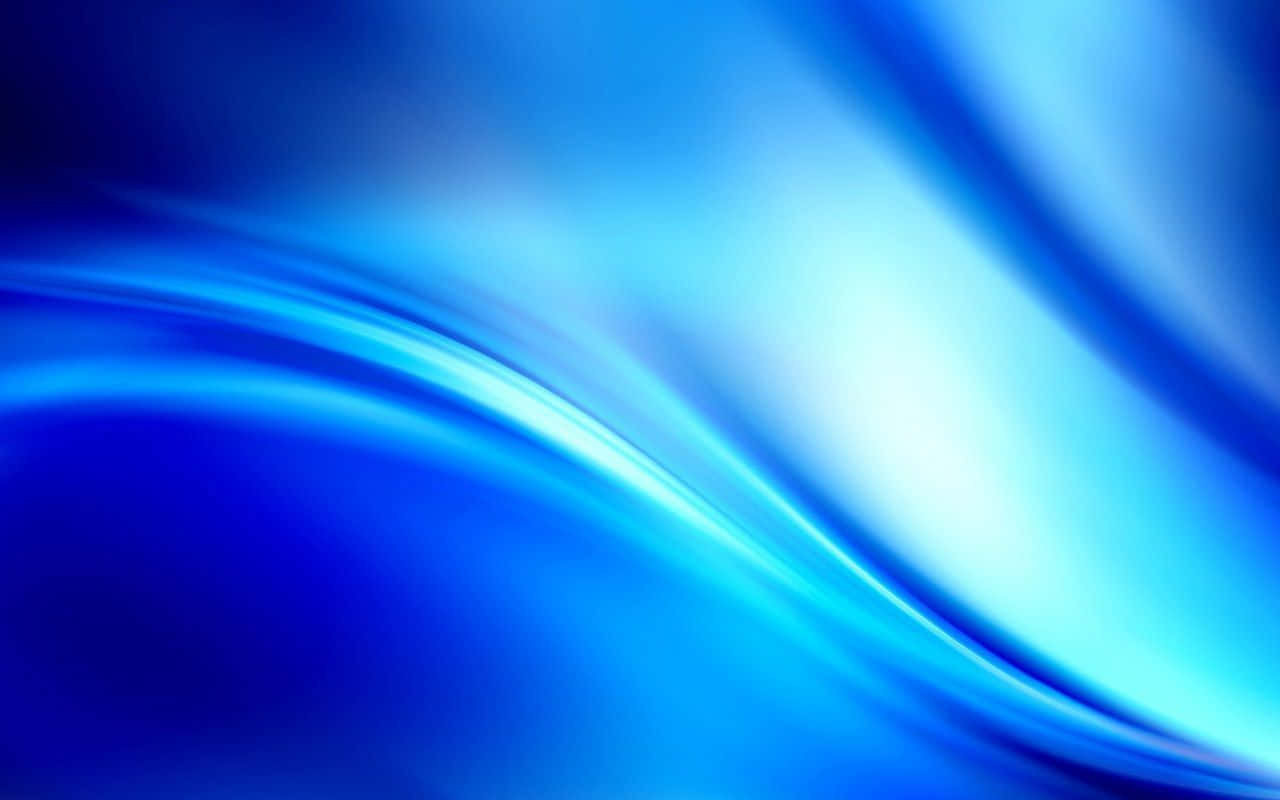 帶有流動曲線的抽象藍色背景 壁紙 — 由深藍到淺藍漸變的動態抽象漩渦，帶有發光高光。