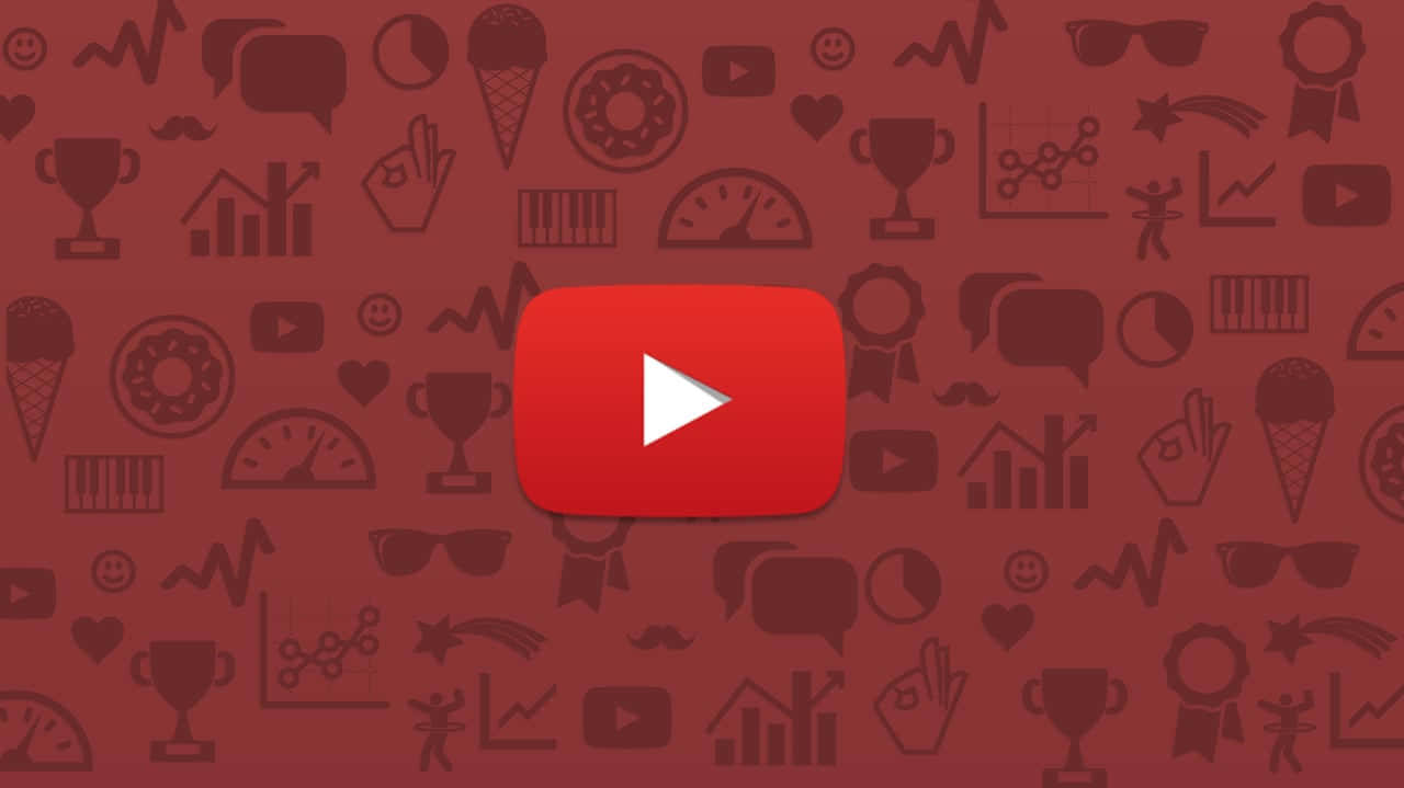 YouTube 播放按鈕被社交媒體和成就圖標包圍在栗色背景上。