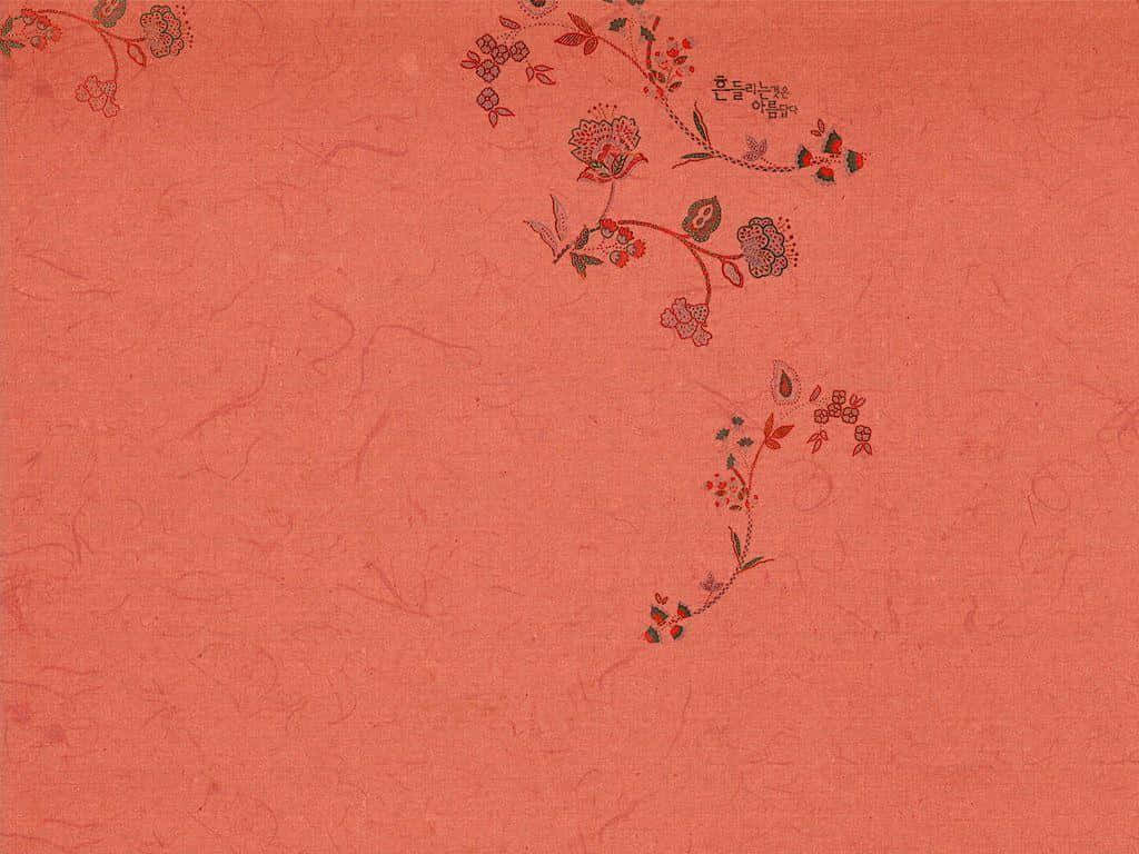 elegant 桌布 壁紙 — 帶有精緻花卉刺繡的質感珊瑚粉紅色牆紙，採用紅色、綠色和金色點綴。