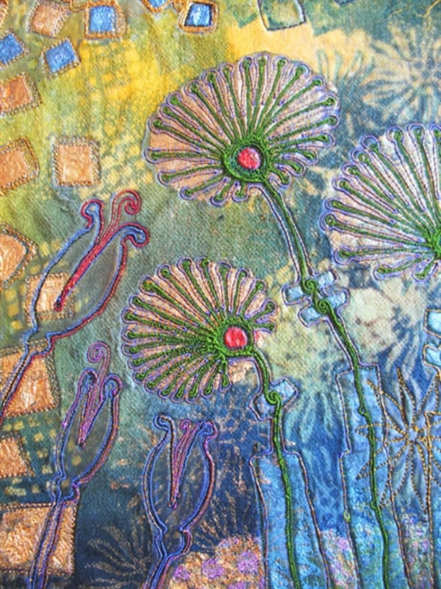 Textile Art 桌布 壁紙 — 帶有紅色花心和綠色莖的蒲公英狀刺繡花朵，在黃色、藍色和金色布料拼布背景中綻放。