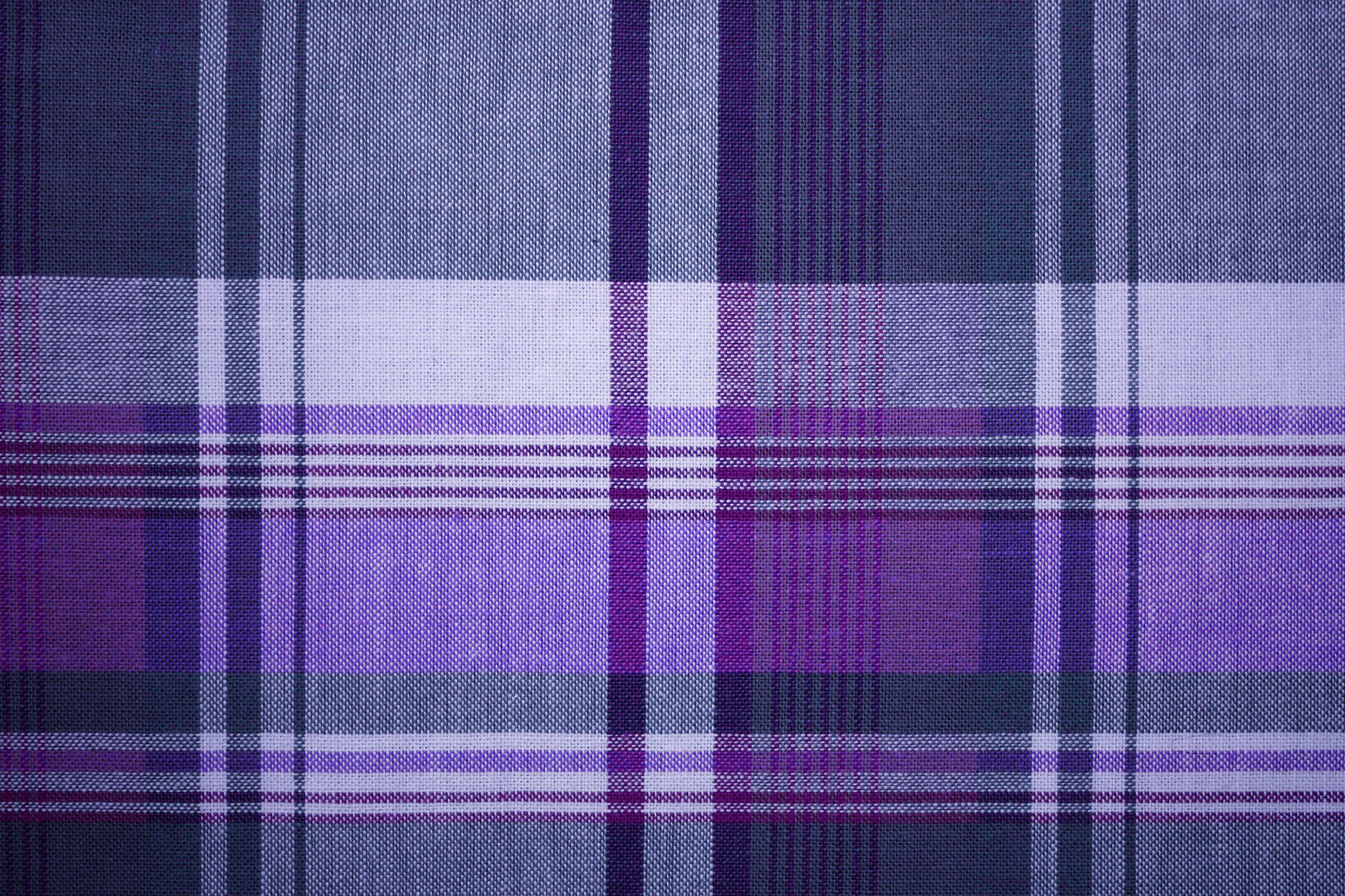 Purple Fabrics 桌布 壁紙 — 帶有紫灰色和白色不同色調交錯條紋的紋理紫色格子布料的特寫。