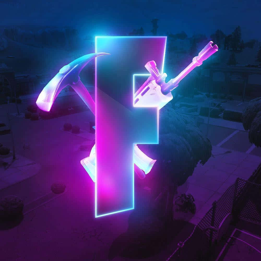夜間郊區場景上空帶有鎬和步槍的霓虹Fortnite標誌。 — 槍 壁紙