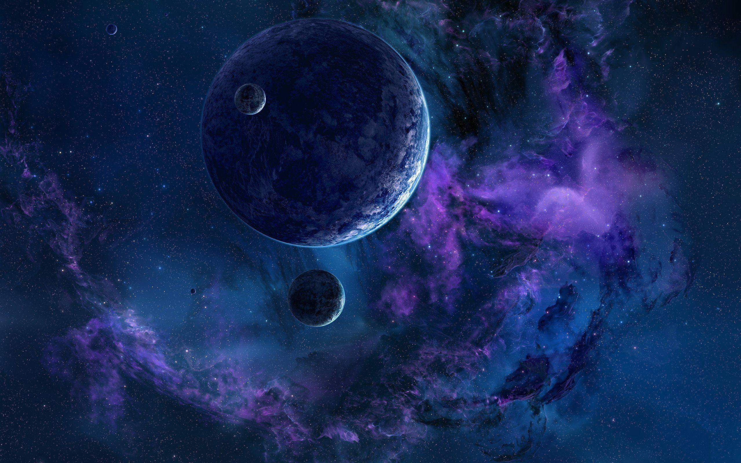 帶有紫色行星的藍色星系 壁紙 — 一顆宏偉的藍色行星帶著兩個衛星，在繁星點點的天空下，於旋轉的紫色和藍色宇宙星雲中運行。
