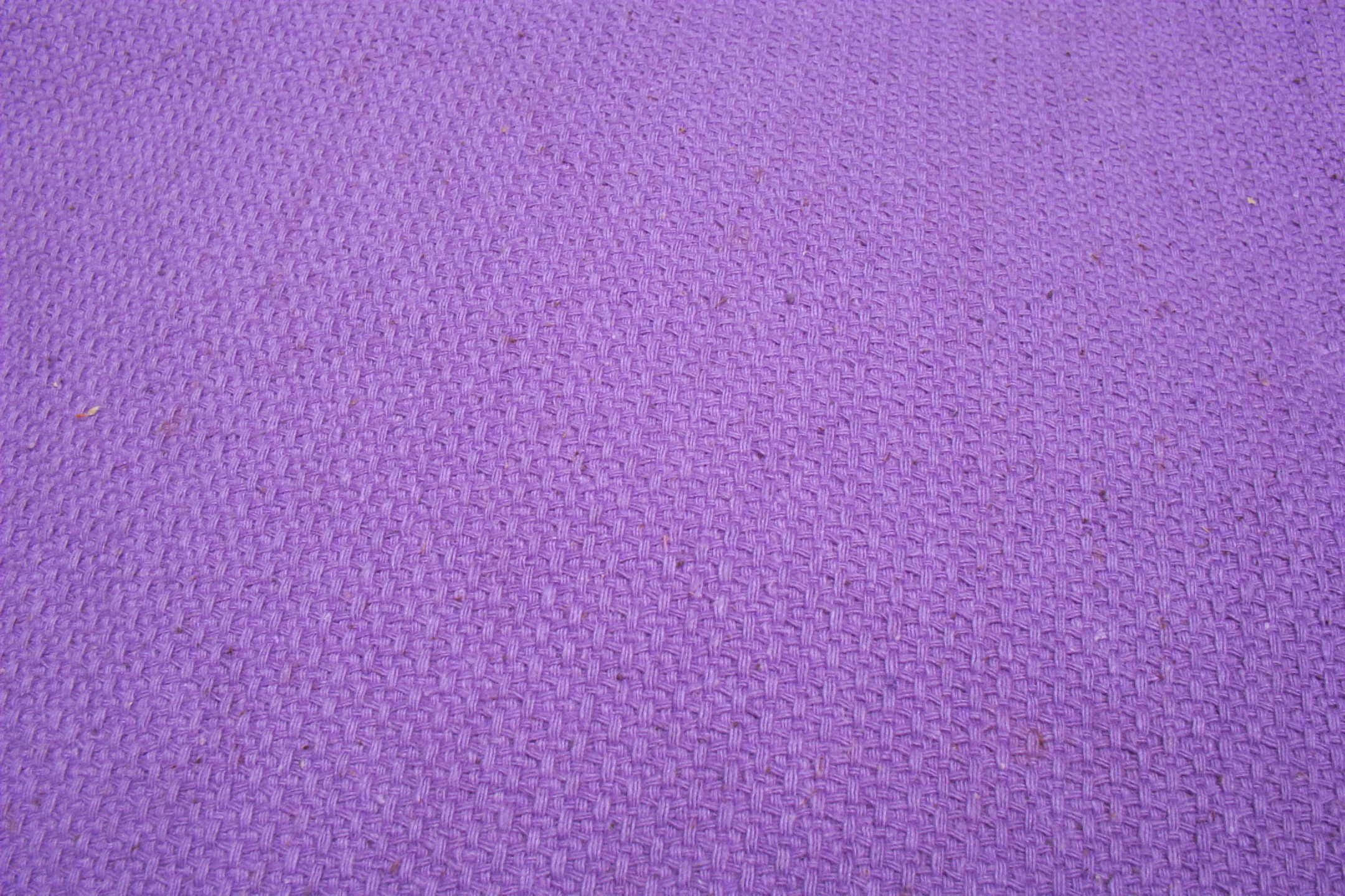 Purple Fabrics 桌布 壁紙 — 帶有編織圖案和細微斑點的紋理紫色布料的特寫。