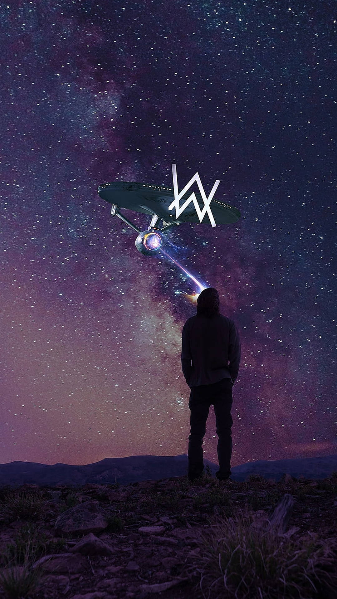 一個人在繁星點點的夜空中觀看帶有標誌的發光太空船。