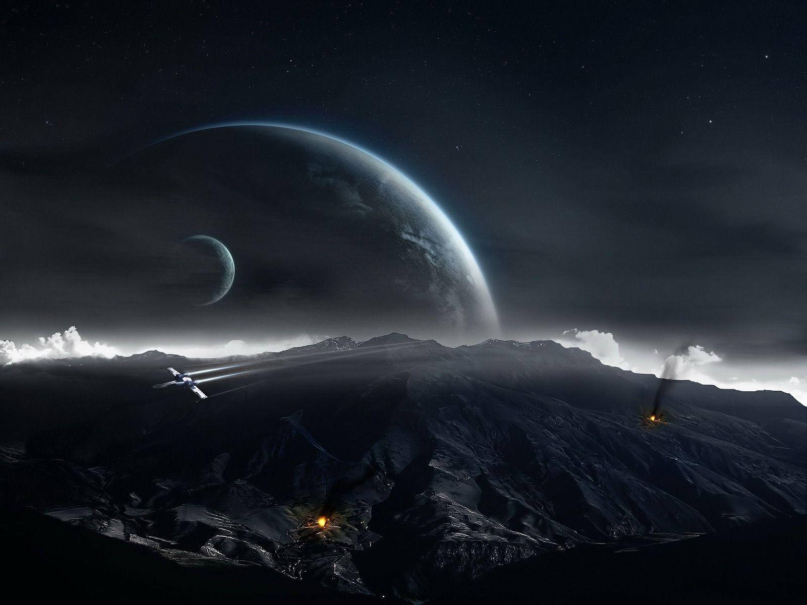 一艘太空船在繁星點點的夜空中，在兩顆發光行星下翱翔於外星山脈之上。
