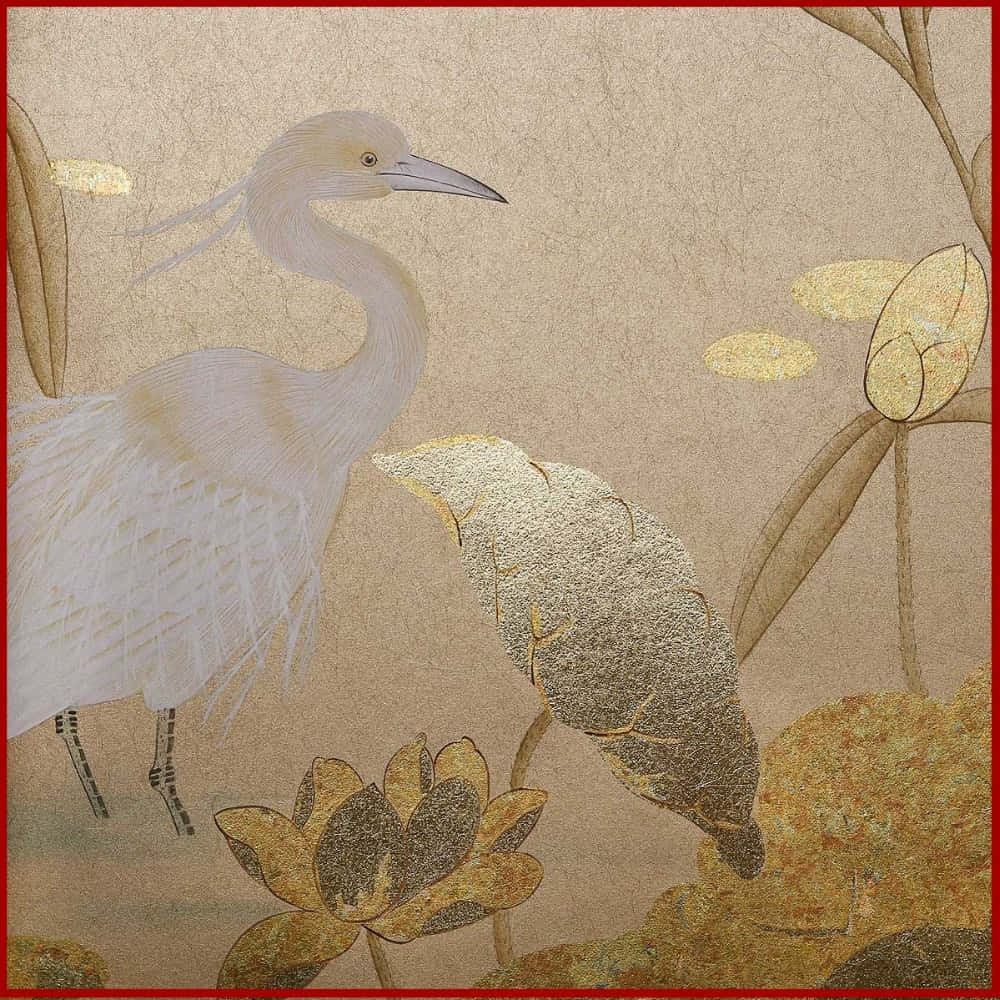帶有金箔細節的鳥類畫作 壁紙 — 一隻寧靜的白鷺優雅地站在質感米色紙上的金色蓮花和荷葉之間。