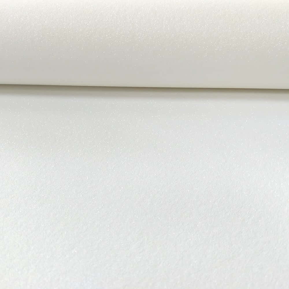 帶有細微閃粉質感和柔和皺褶的捲起白色布料。
