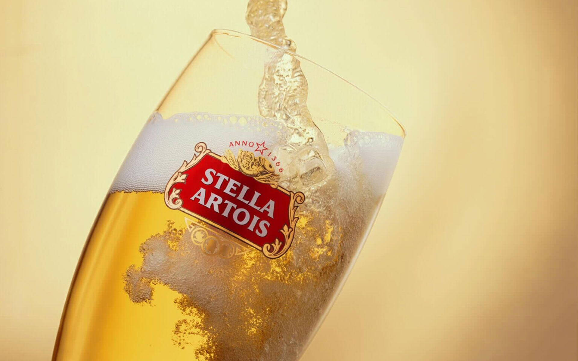 Stella Artois啤酒倒入帶有泡沫的玻璃杯中