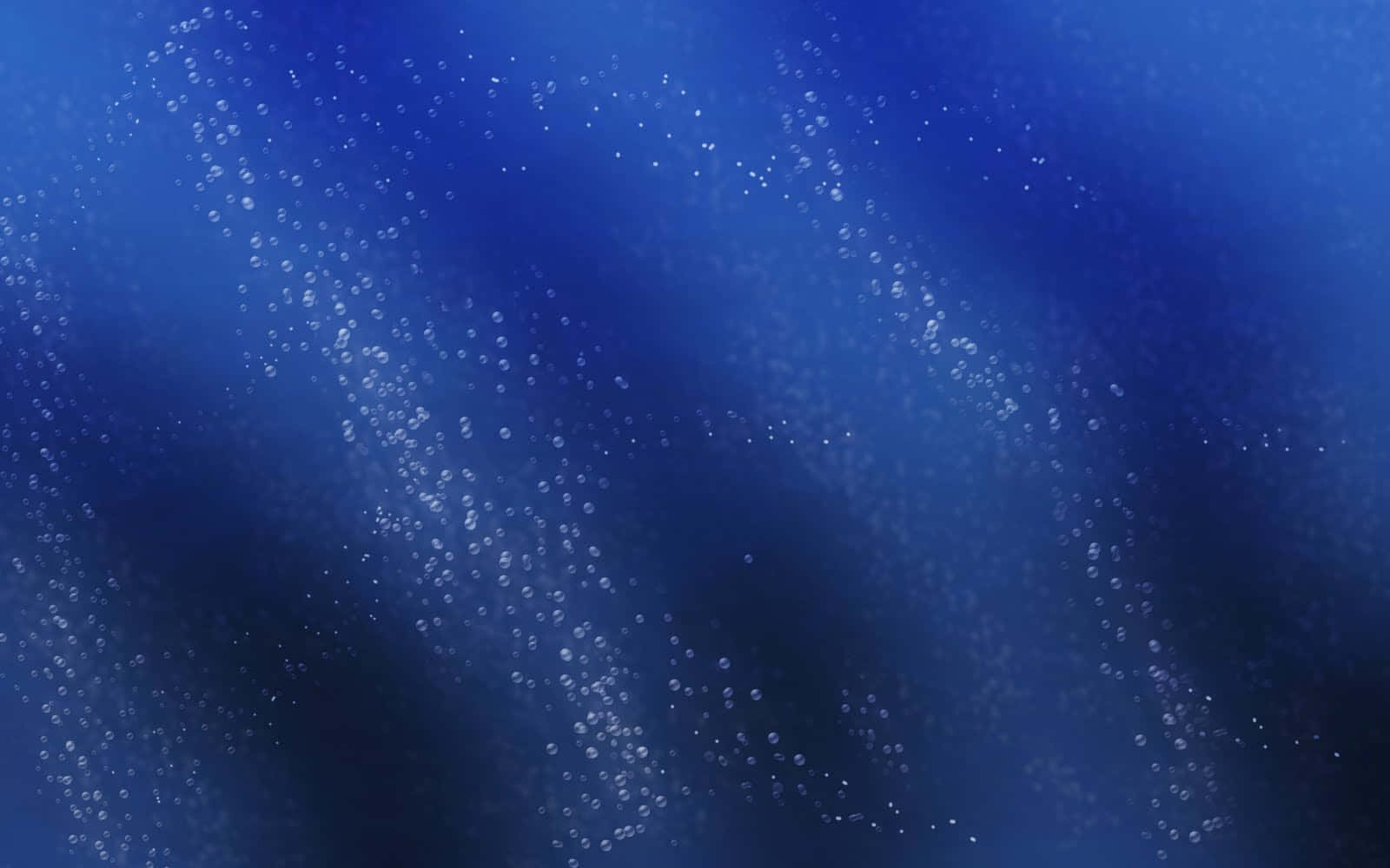 水下視角，氣泡穿過藍色海水上升。
