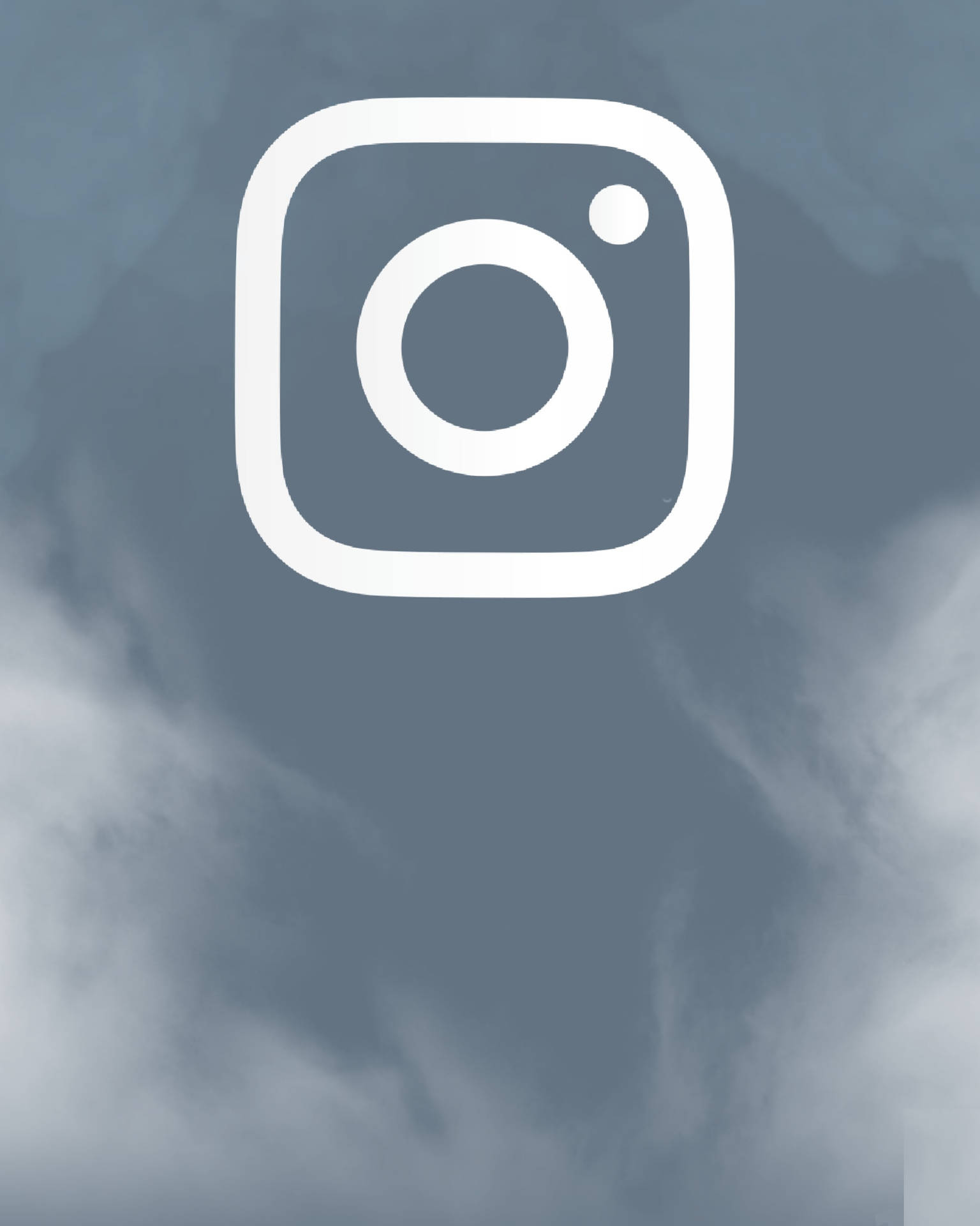 Instagram標誌漂浮在多雲的天空上