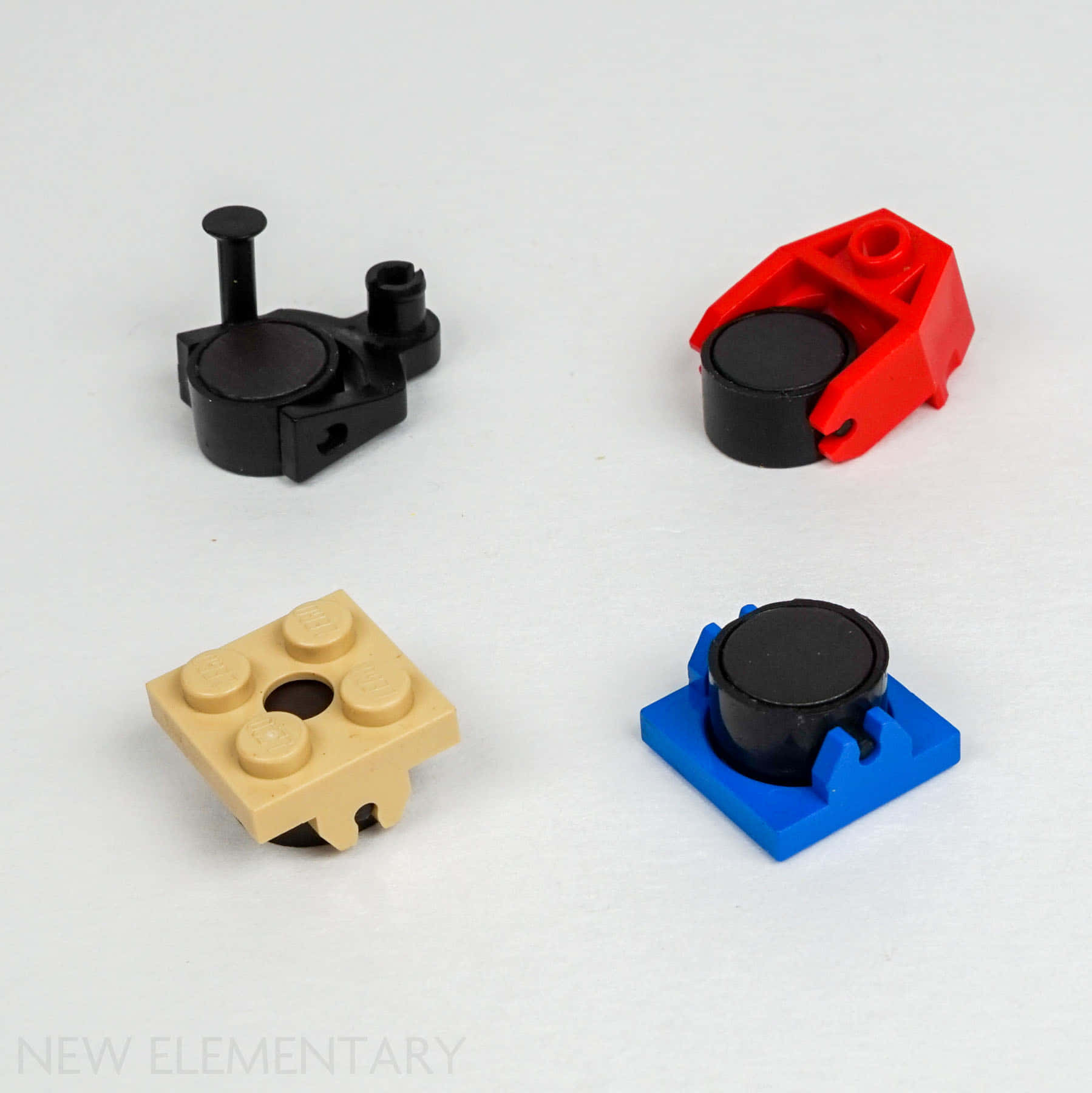 白色背景上四個帶黑色輪轂的LEGO Technic組件