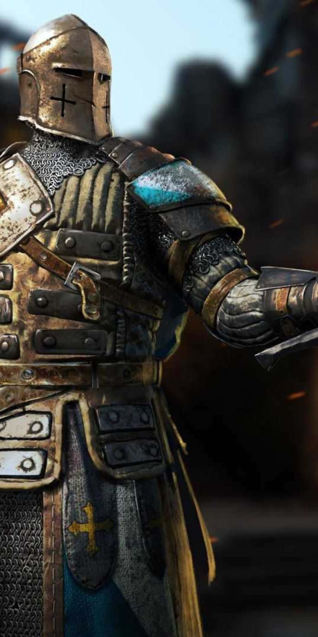 帶著 Pixel 3 進入 Mordhau 的狂野世界 壁紙 — 中世紀騎士的特寫，身穿細節豐富的風化盔甲，搭配藍金相間的戰袍，站立在昏暗環境中。