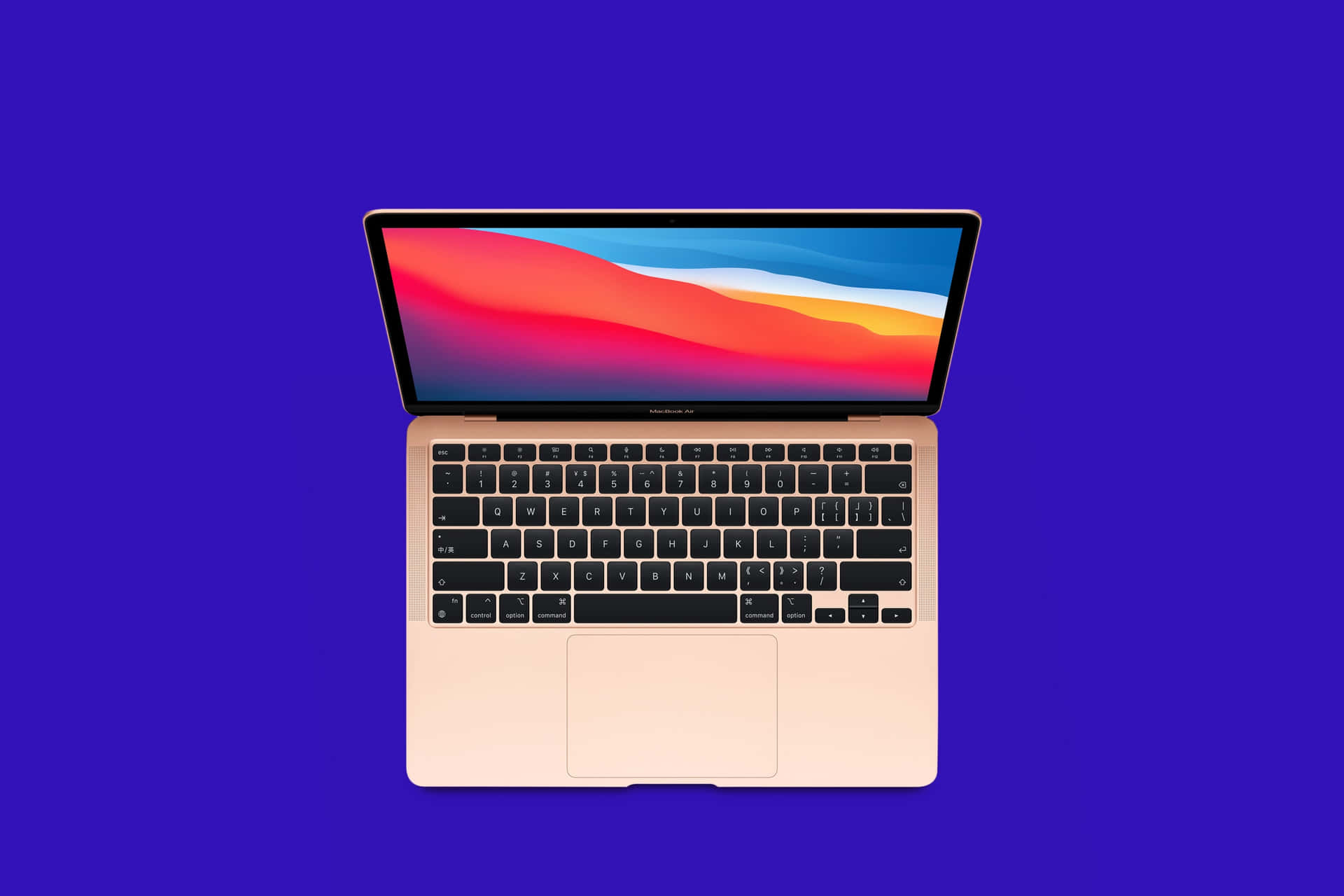 帶著你的MacBook隨處走動 壁紙 — 一部金色 MacBook Air 在鮮豔的藍色背景上打開，顯示色彩繽紛的抽象桌布。