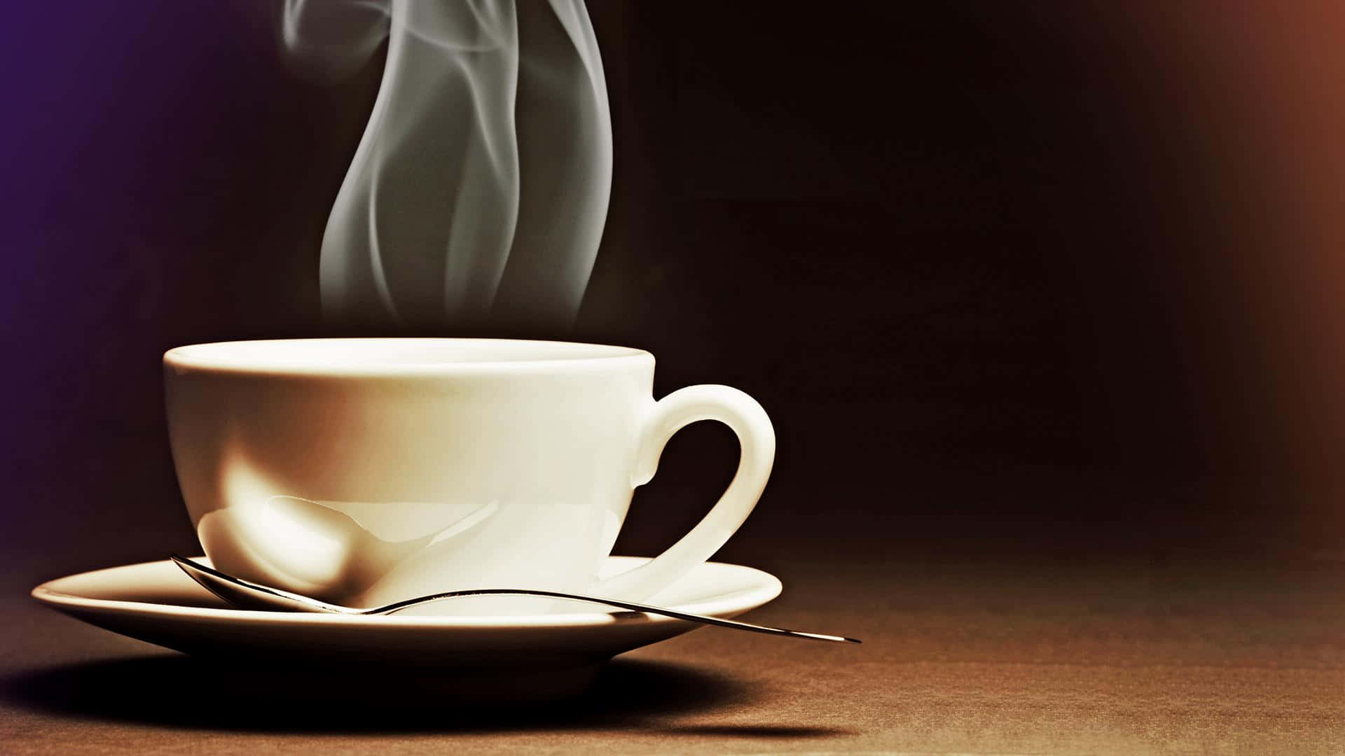 帶蒸汽的茶杯圖 壁紙 — 一個冒著蒸氣的白咖啡杯放在碟子上，旁邊有一隻匙羹，背景是深色漸變。