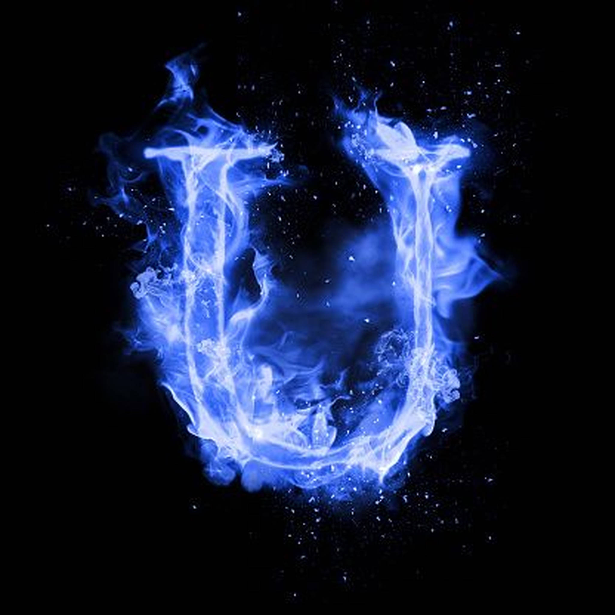 帶藍色火焰的字母U 壁紙 — 一個發光藍色火焰狀字母U，形似等離子體，在黑色背景上帶有火花。