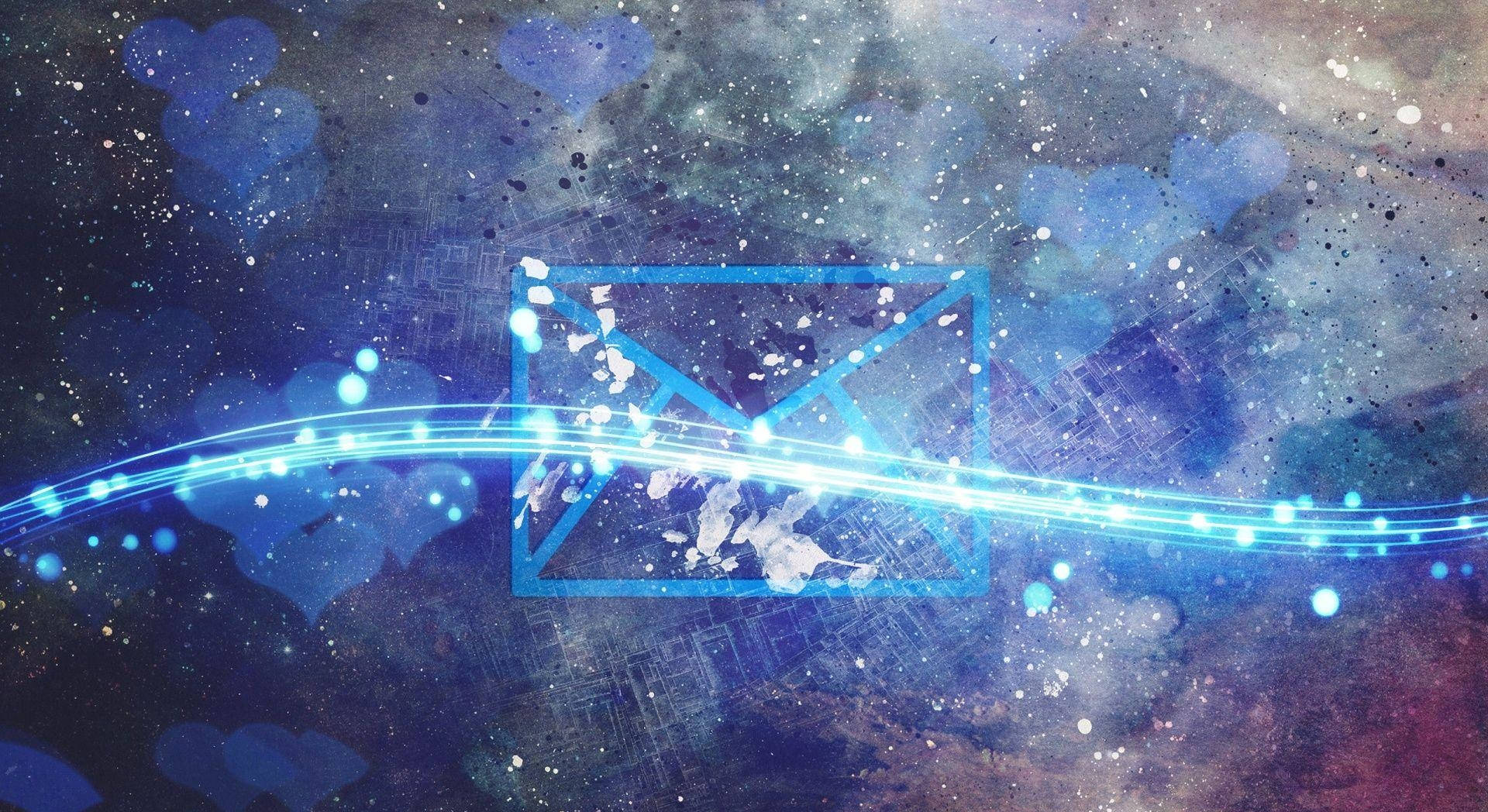 宇宙空間中帶有光跡和星雲的發光藍色電子郵件圖標。