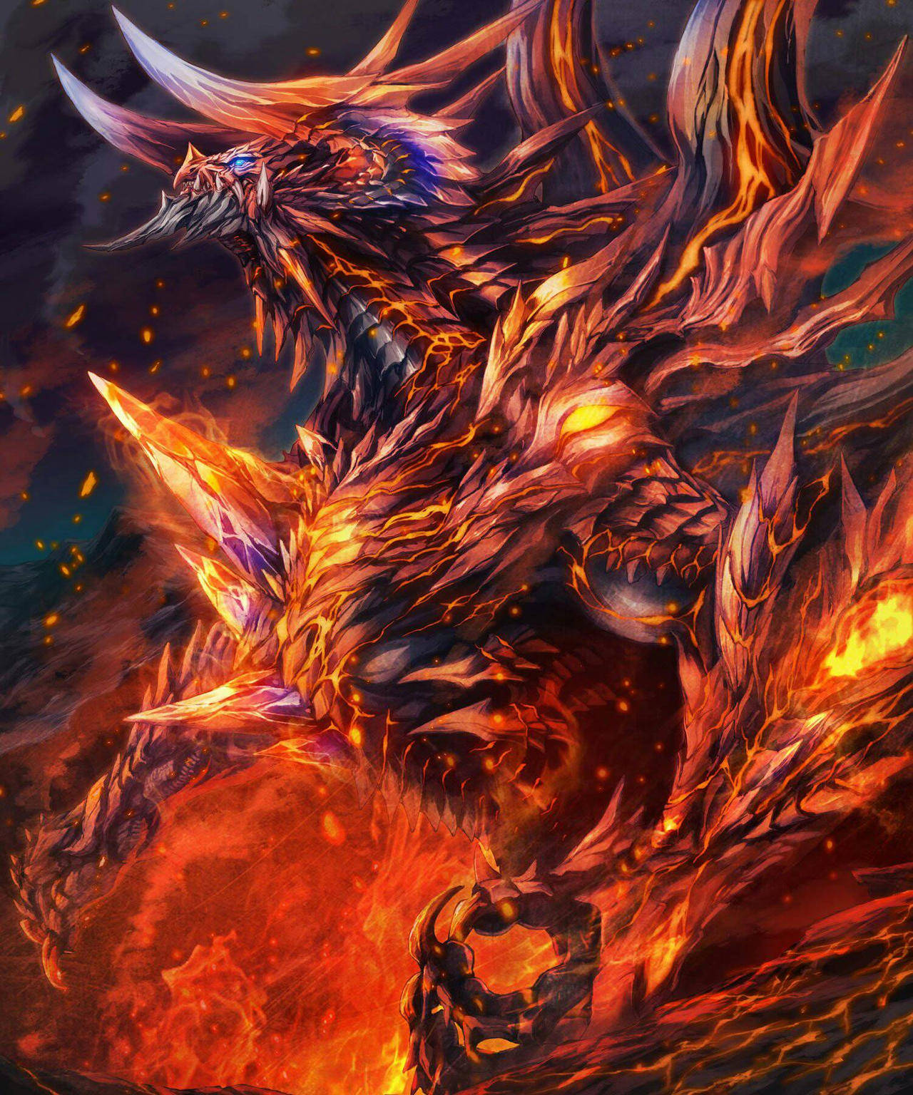 帶裝飾性角的火龍 壁紙 — 一隻巨大的火焰龍，帶有發光的橙色鱗片和鋒利的角，在黑暗暴風雨的天空下，在旋轉的火焰和餘燼中咆哮。