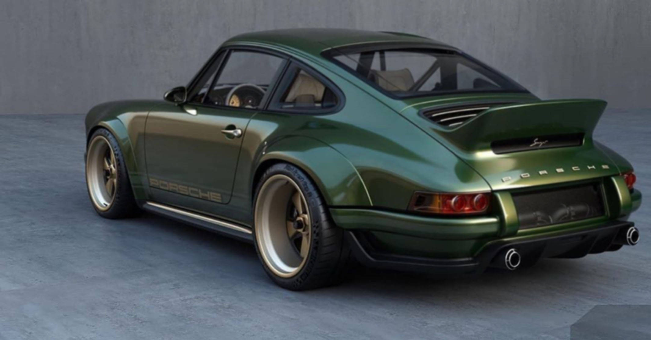 常綠色Singer Porsche 壁紙 — 一輛時尚的綠色保時捷911經典跑車，配備金色輪圈和黑色飾邊，停放在灰色混凝土牆前。