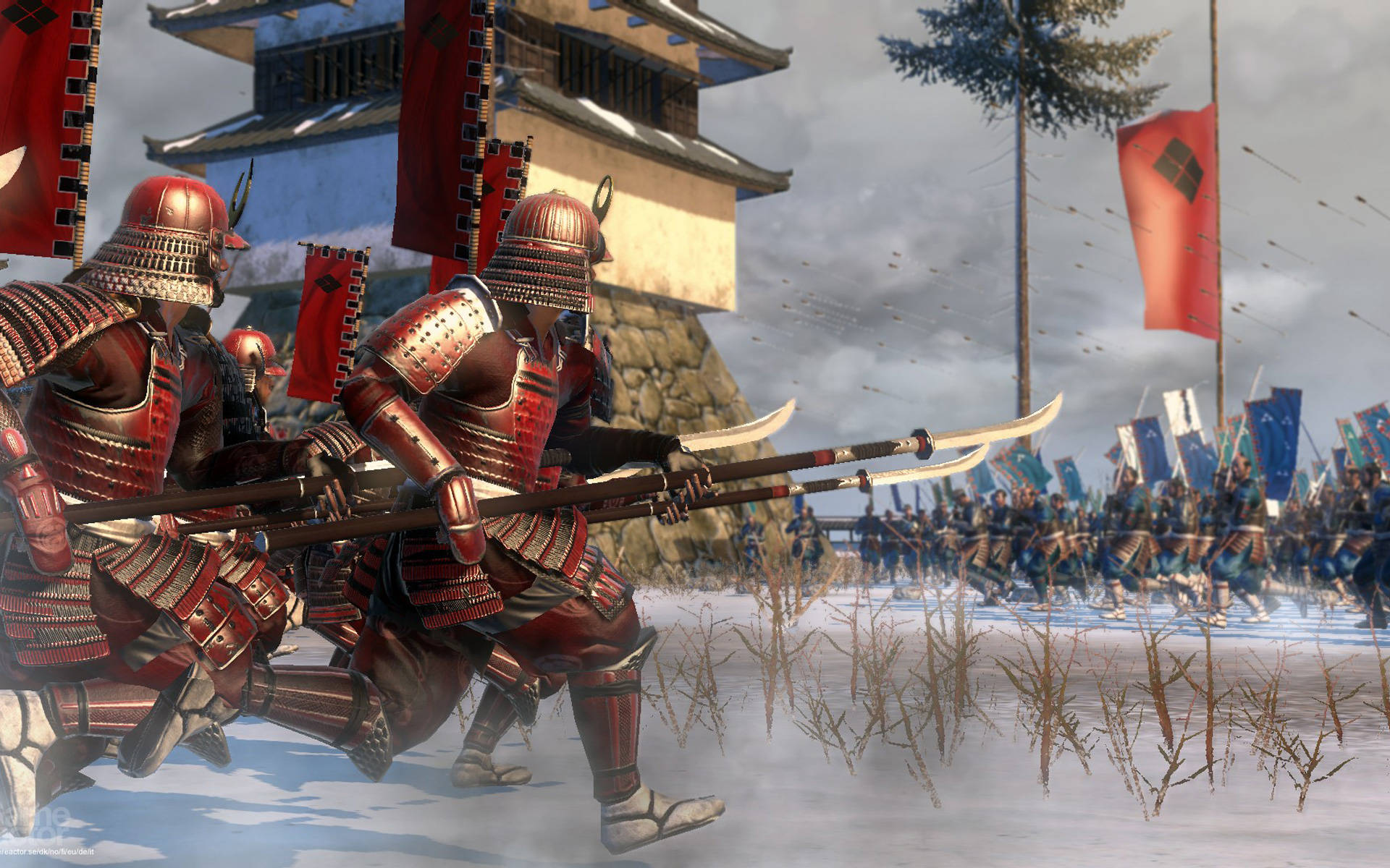 身穿紅色盔甲的武士戰士在雪地日本戰場上前衝。