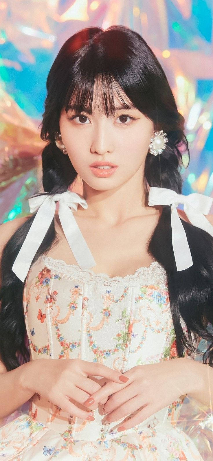 身穿花卉連衣裙、繫著白色絲帶的年輕女性，在發光背景前