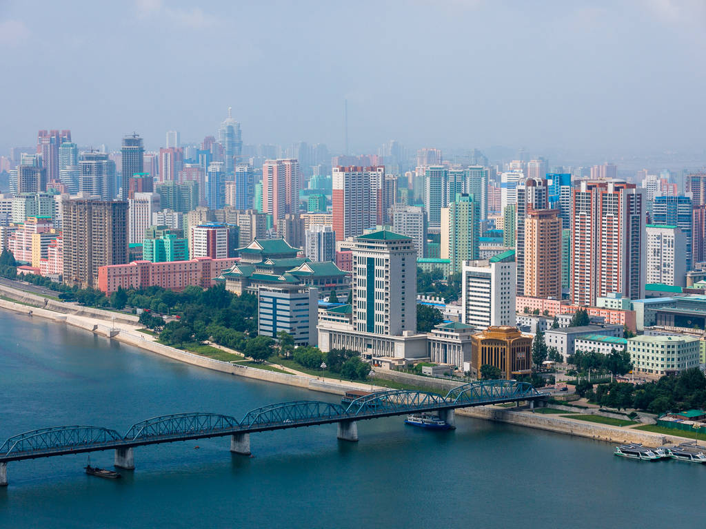 在朦朧天空下的城市景觀，有河流和橋樑。