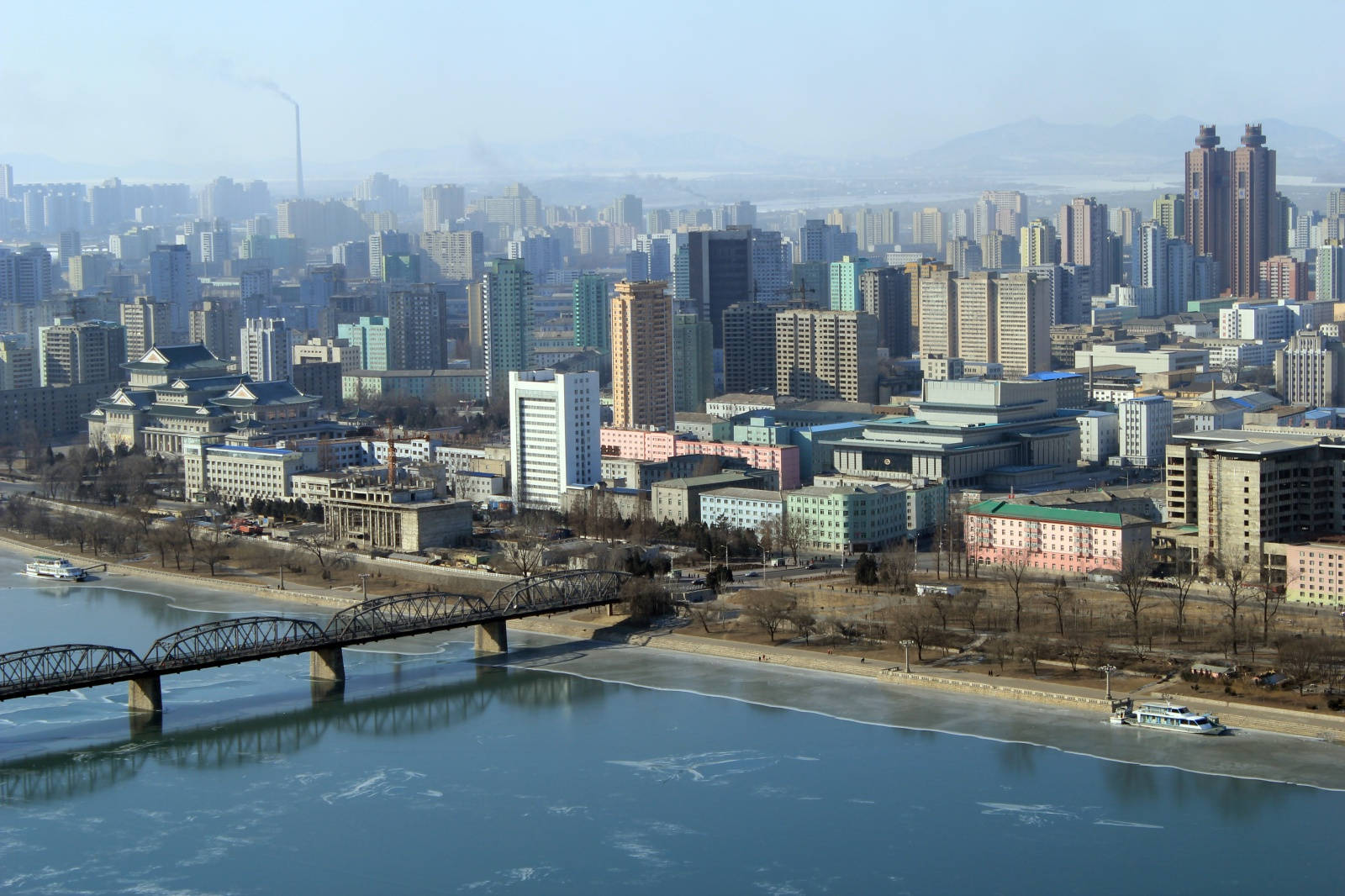 城市天際線，河流橋樑和結冰的水面