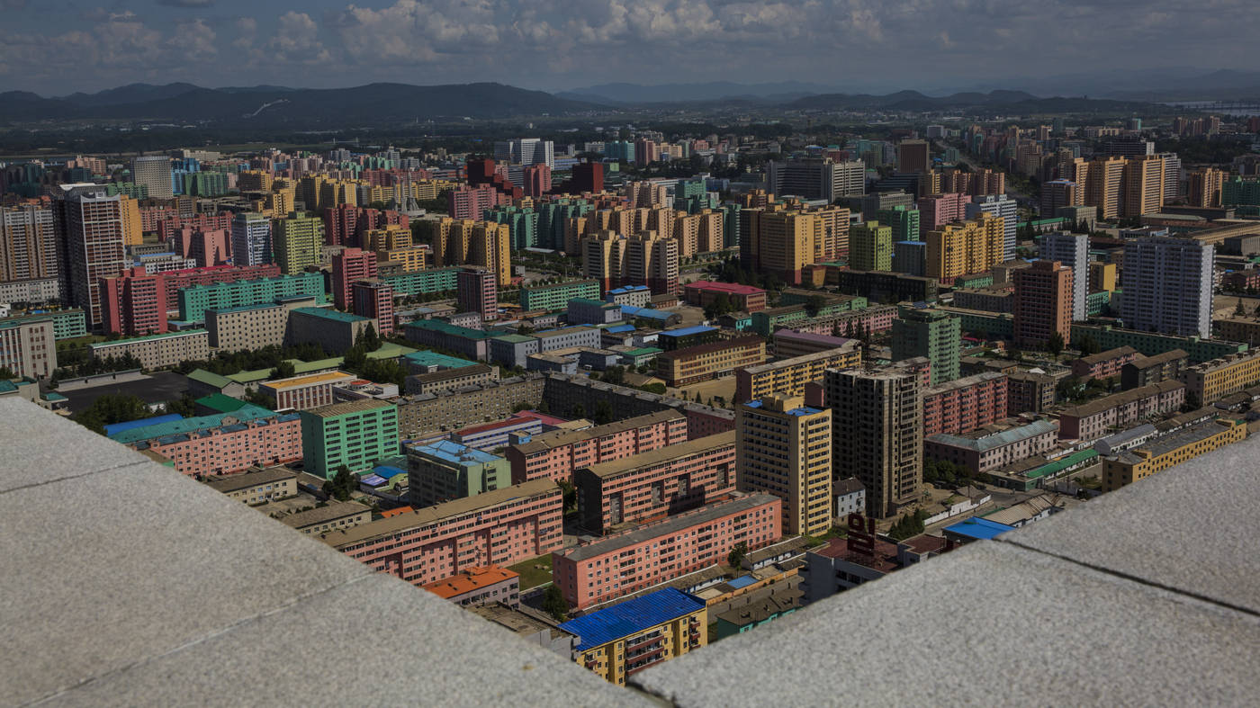 廣闊的城市景觀，多色公寓建築在陰天之下。